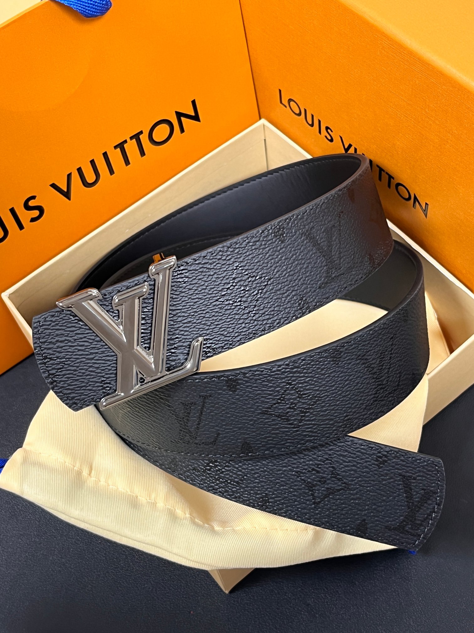 当季新款一腰带两穿：双面设计，一面哑光灰花花休闲，一面纯黑商务，轻松适配通勤、休闲、正式等全场景，经典与