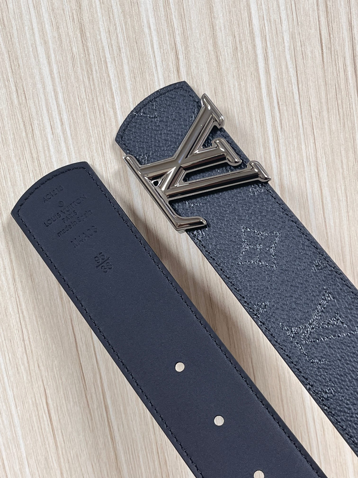 当季新款一腰带两穿：双面设计，一面哑光灰花花休闲，一面纯黑商务，轻松适配通勤、休闲、正式等全场景，经典与