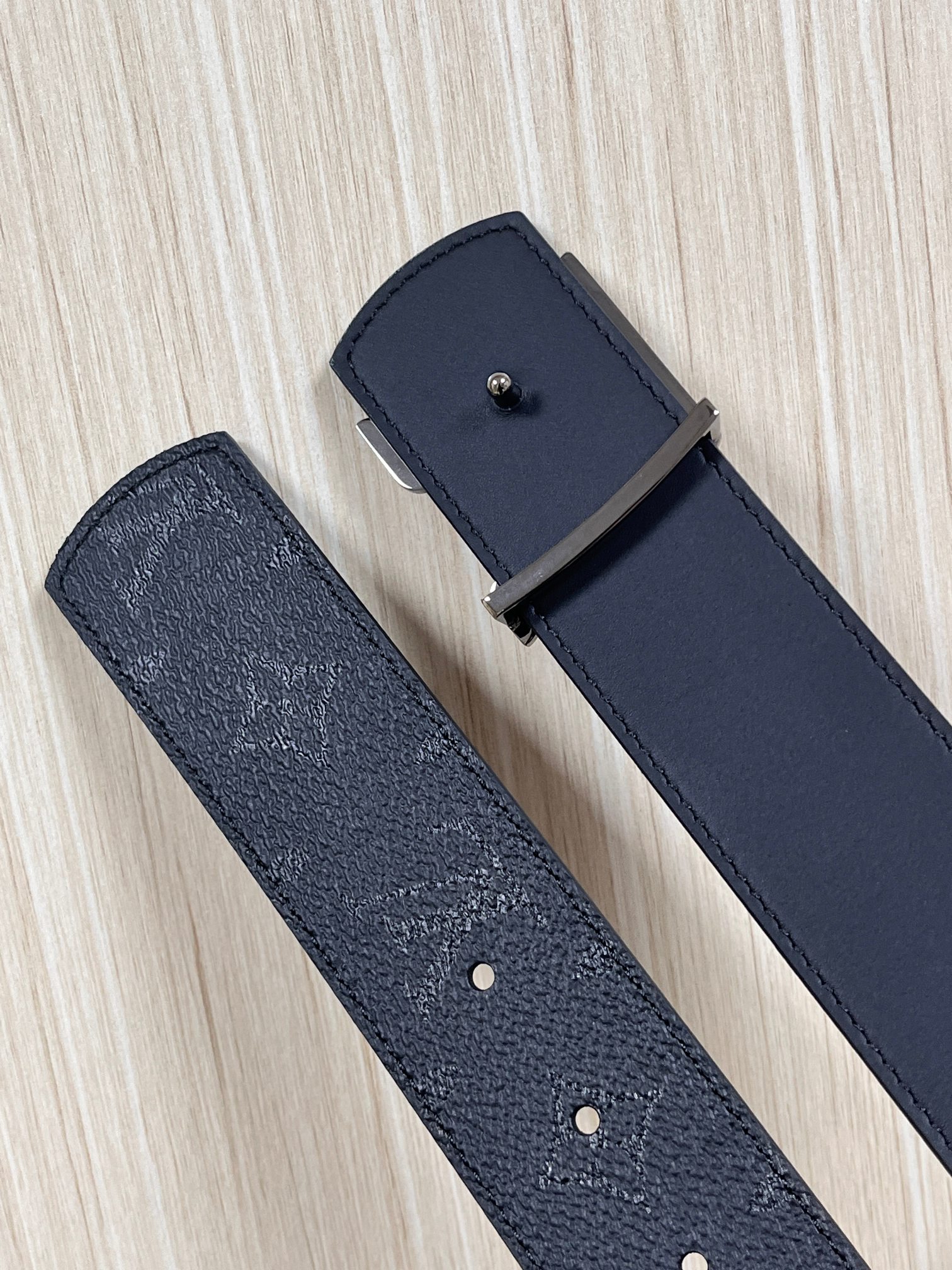 当季新款一腰带两穿：双面设计，一面哑光灰花花休闲，一面纯黑商务，轻松适配通勤、休闲、正式等全场景，经典与