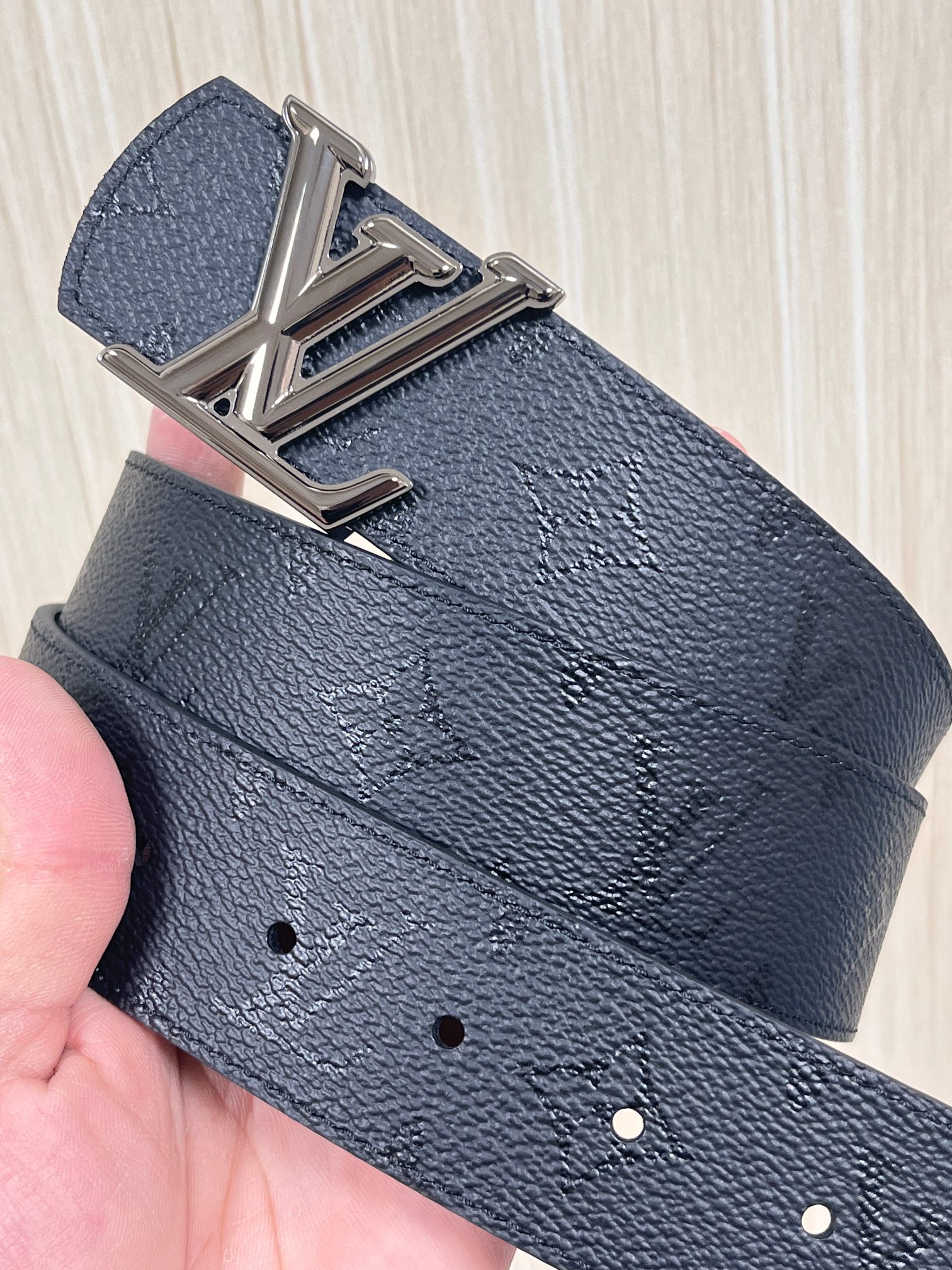 当季新款一腰带两穿：双面设计，一面哑光灰花花休闲，一面纯黑商务，轻松适配通勤、休闲、正式等全场景，经典与