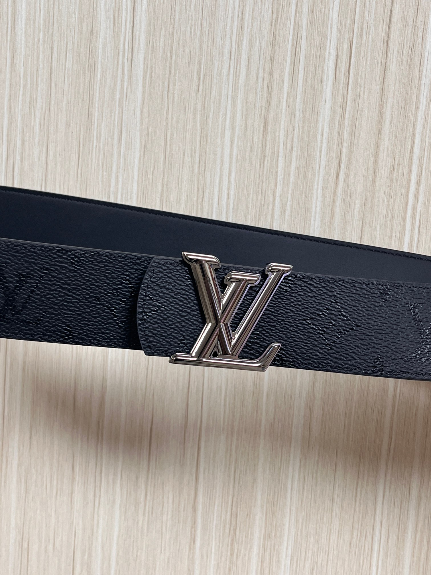 当季新款一腰带两穿：双面设计，一面哑光灰花花休闲，一面纯黑商务，轻松适配通勤、休闲、正式等全场景，经典与