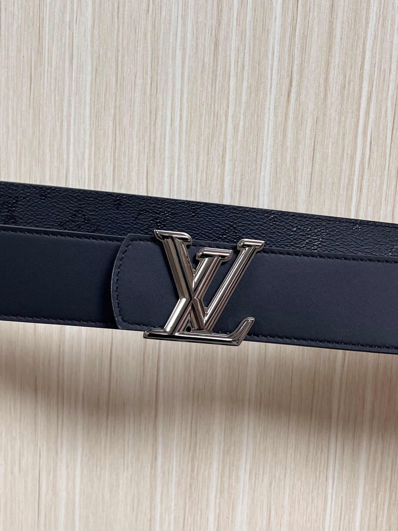 当季新款一腰带两穿：双面设计，一面哑光灰花花休闲，一面纯黑商务，轻松适配通勤、休闲、正式等全场景，经典与