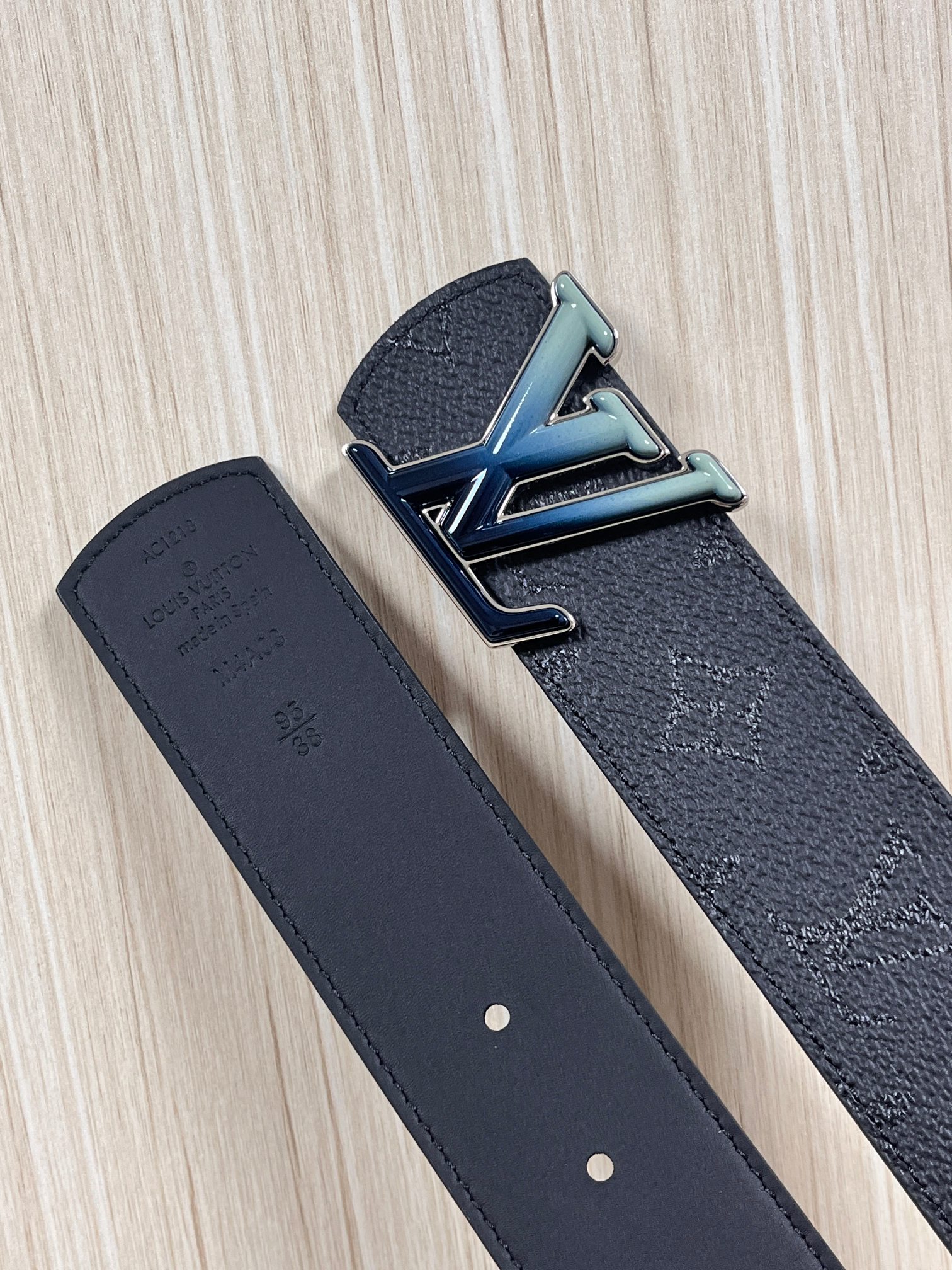 当季新款一腰带两穿：双面设计，一面哑光灰花花休闲，一面纯黑商务，轻松适配通勤、休闲、正式等全场景，经典与