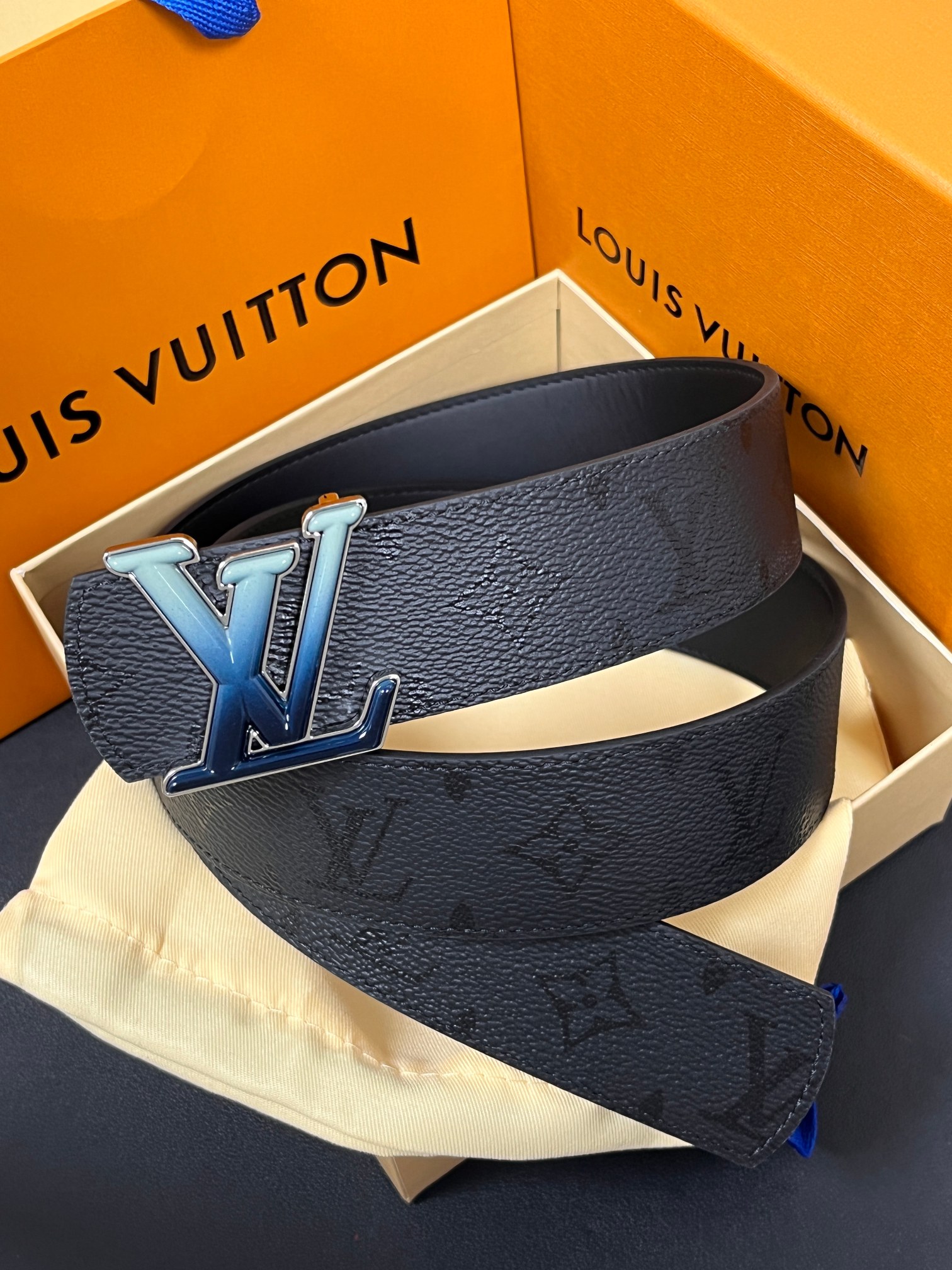 当季新款一腰带两穿：双面设计，一面哑光灰花花休闲，一面纯黑商务，轻松适配通勤、休闲、正式等全场景，经典与