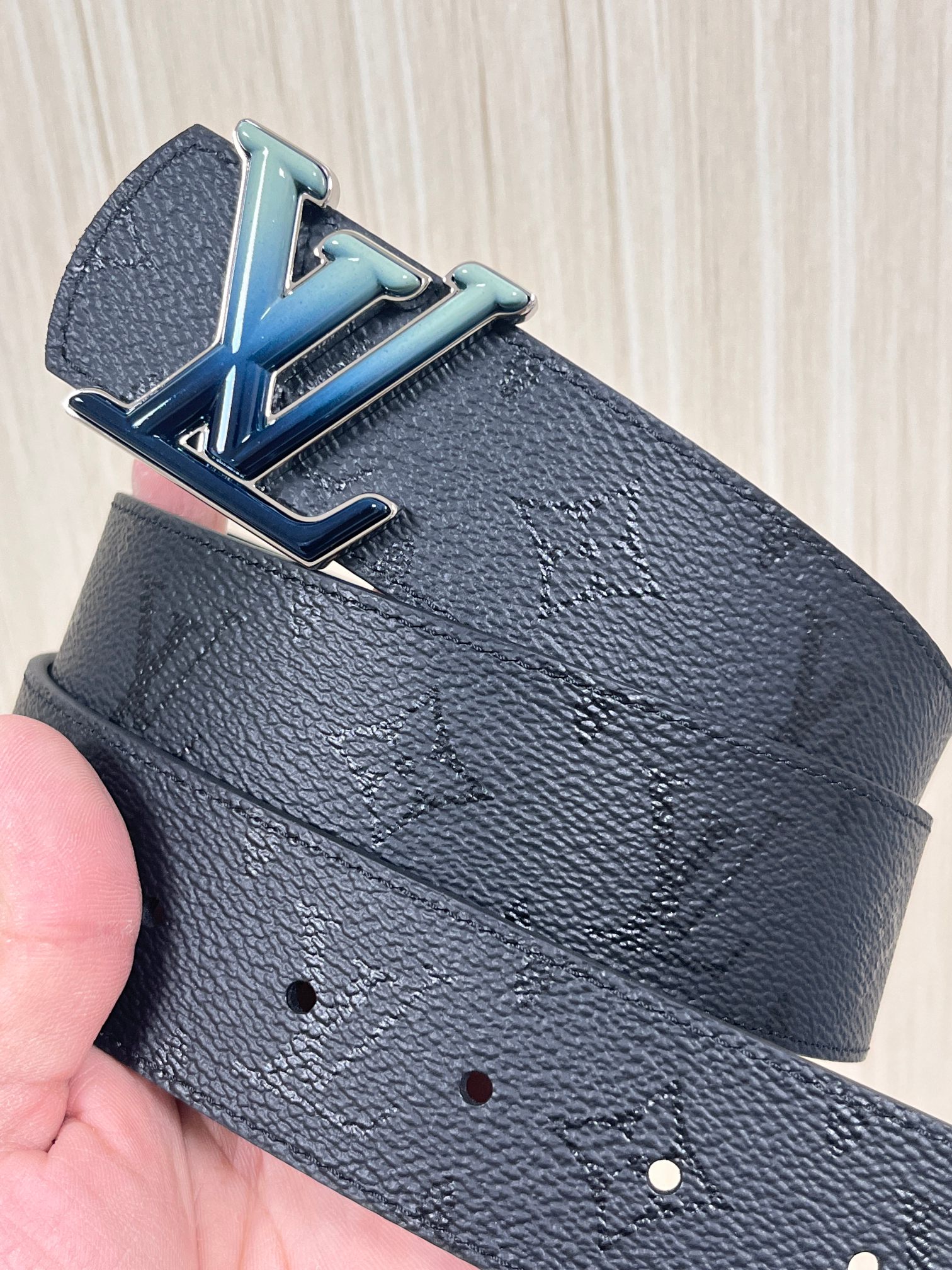 当季新款一腰带两穿：双面设计，一面哑光灰花花休闲，一面纯黑商务，轻松适配通勤、休闲、正式等全场景，经典与