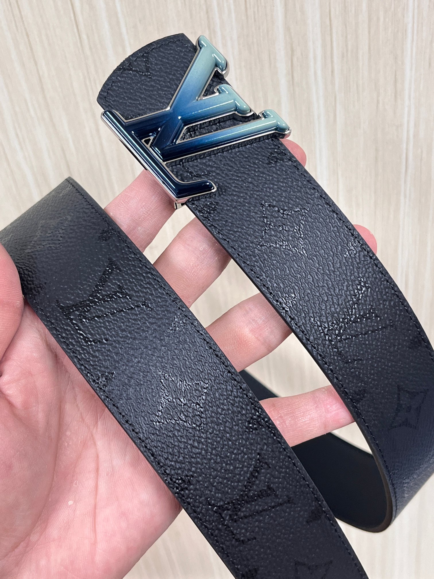 当季新款一腰带两穿：双面设计，一面哑光灰花花休闲，一面纯黑商务，轻松适配通勤、休闲、正式等全场景，经典与