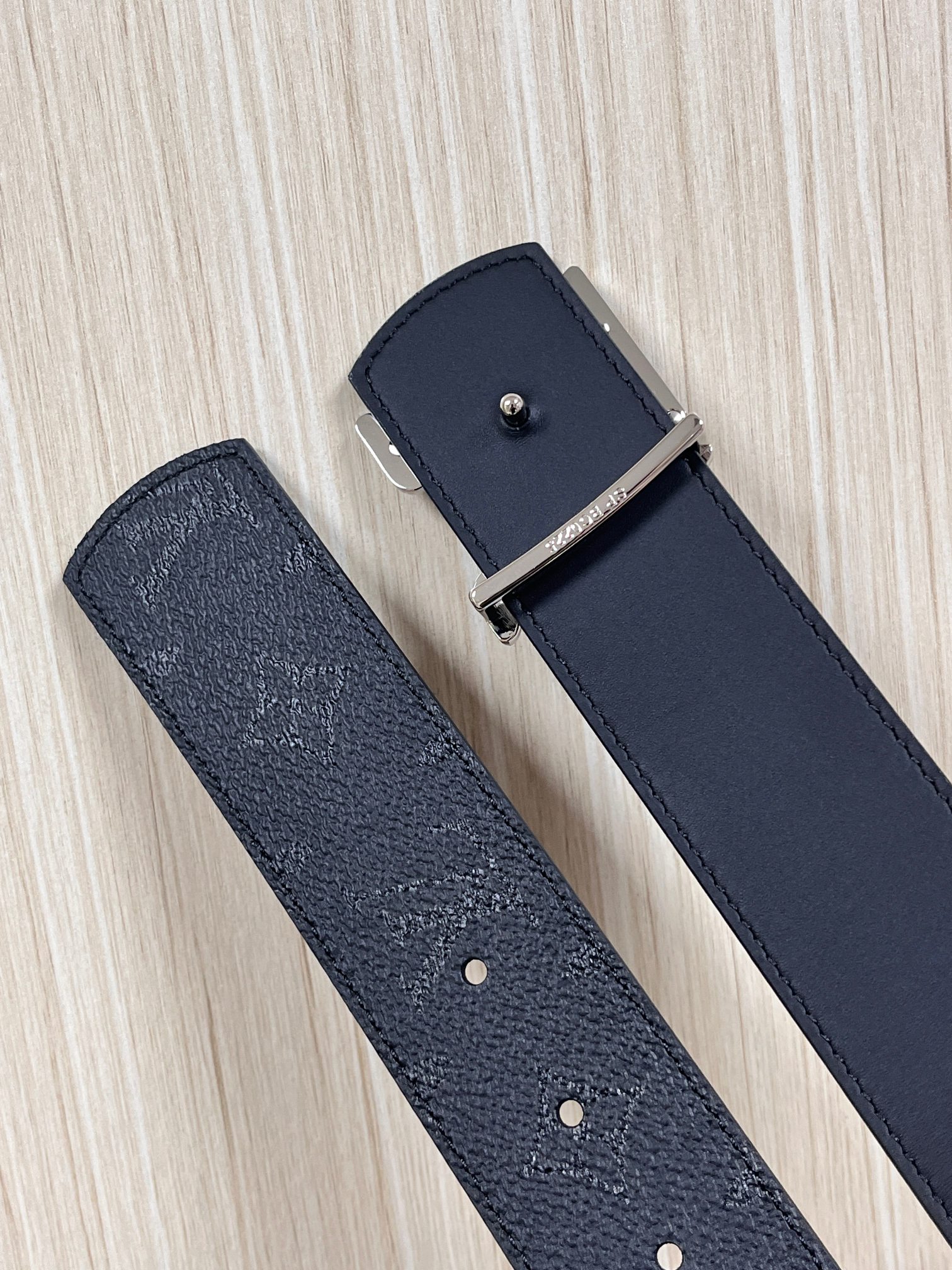 当季新款一腰带两穿：双面设计，一面哑光灰花花休闲，一面纯黑商务，轻松适配通勤、休闲、正式等全场景，经典与