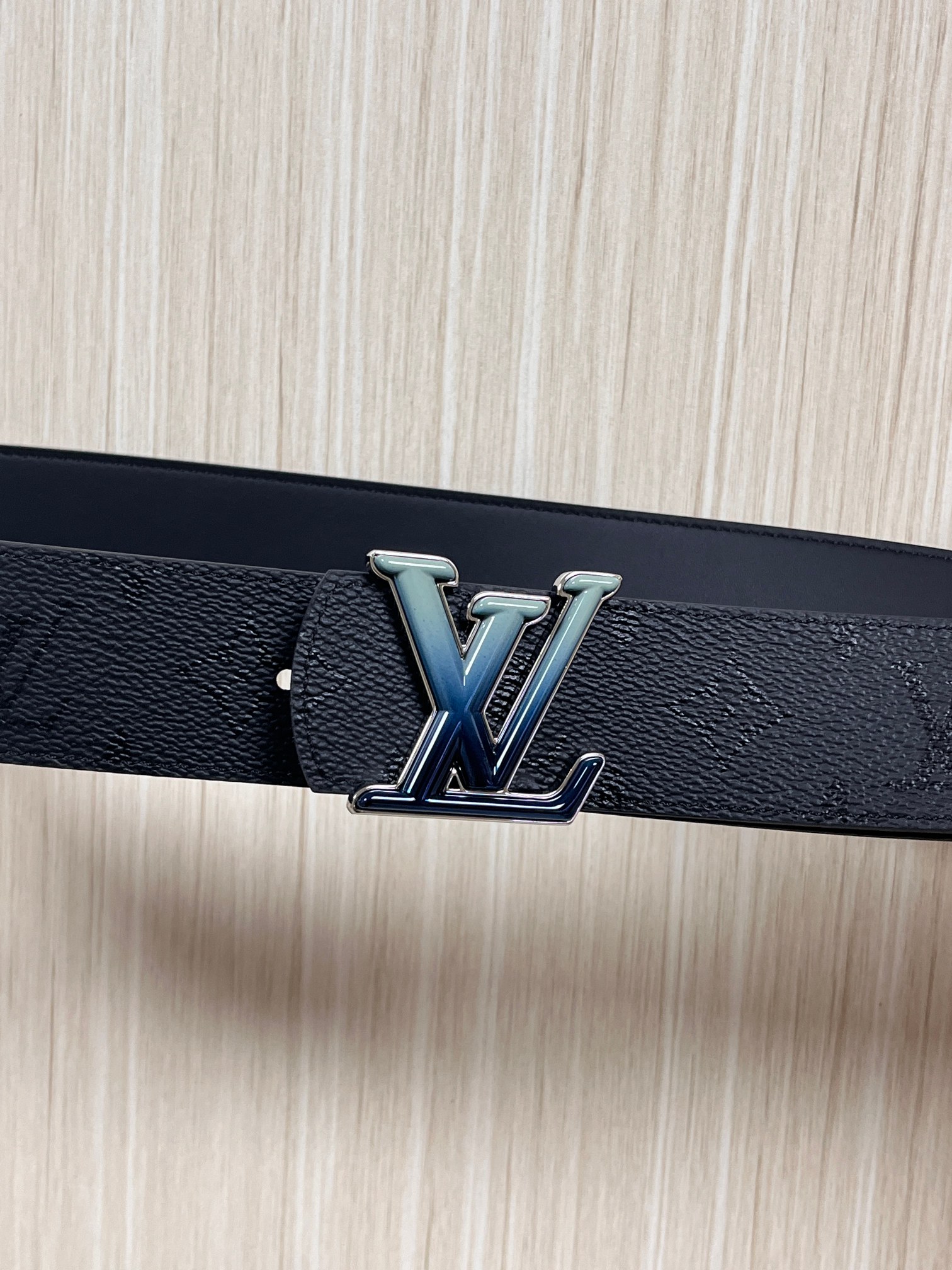 当季新款一腰带两穿：双面设计，一面哑光灰花花休闲，一面纯黑商务，轻松适配通勤、休闲、正式等全场景，经典与