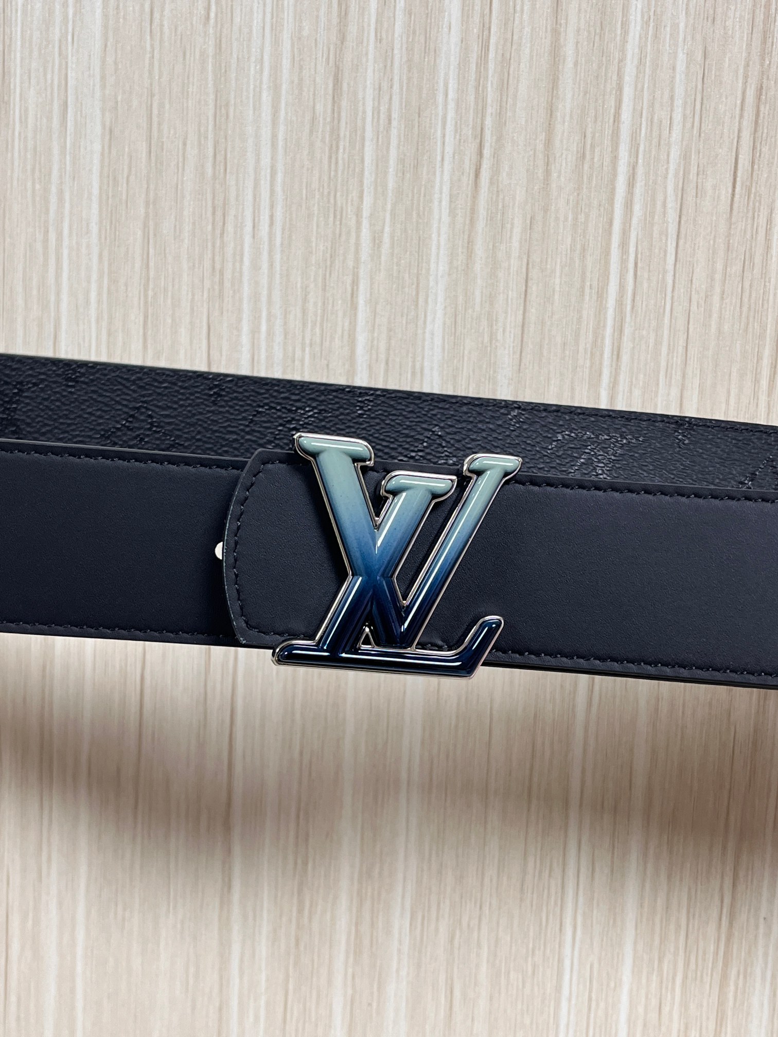 当季新款一腰带两穿：双面设计，一面哑光灰花花休闲，一面纯黑商务，轻松适配通勤、休闲、正式等全场景，经典与