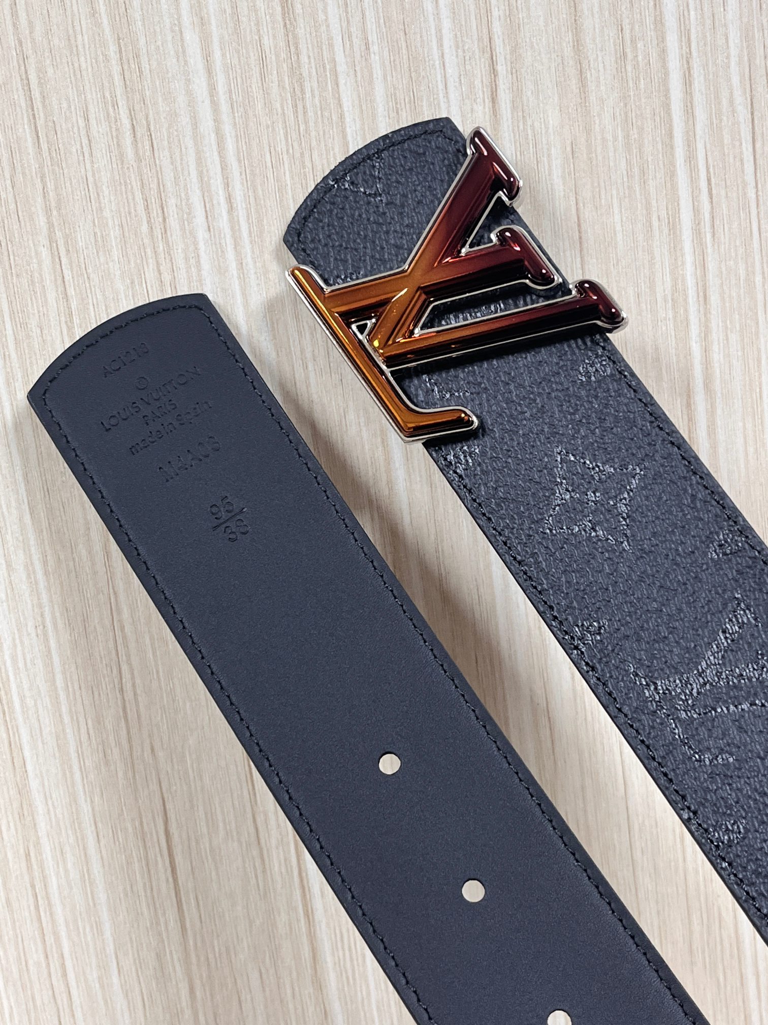 当季新款一腰带两穿：双面设计，一面哑光灰花花休闲，一面纯黑商务，轻松适配通勤、休闲、正式等全场景，经典与