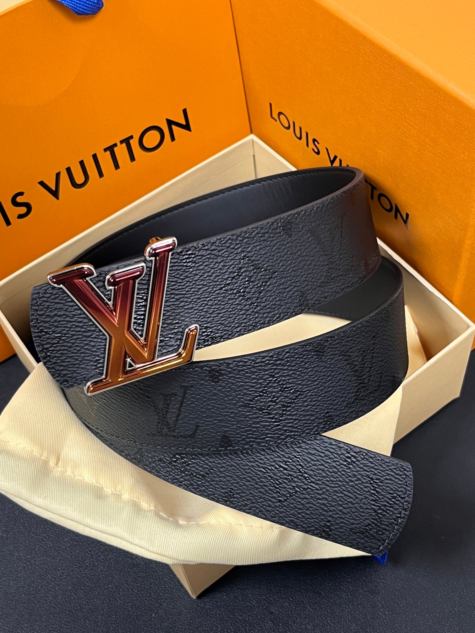 当季新款一腰带两穿：双面设计，一面哑光灰花花休闲，一面纯黑商务，轻松适配通勤、休闲、正式等全场景，经典与