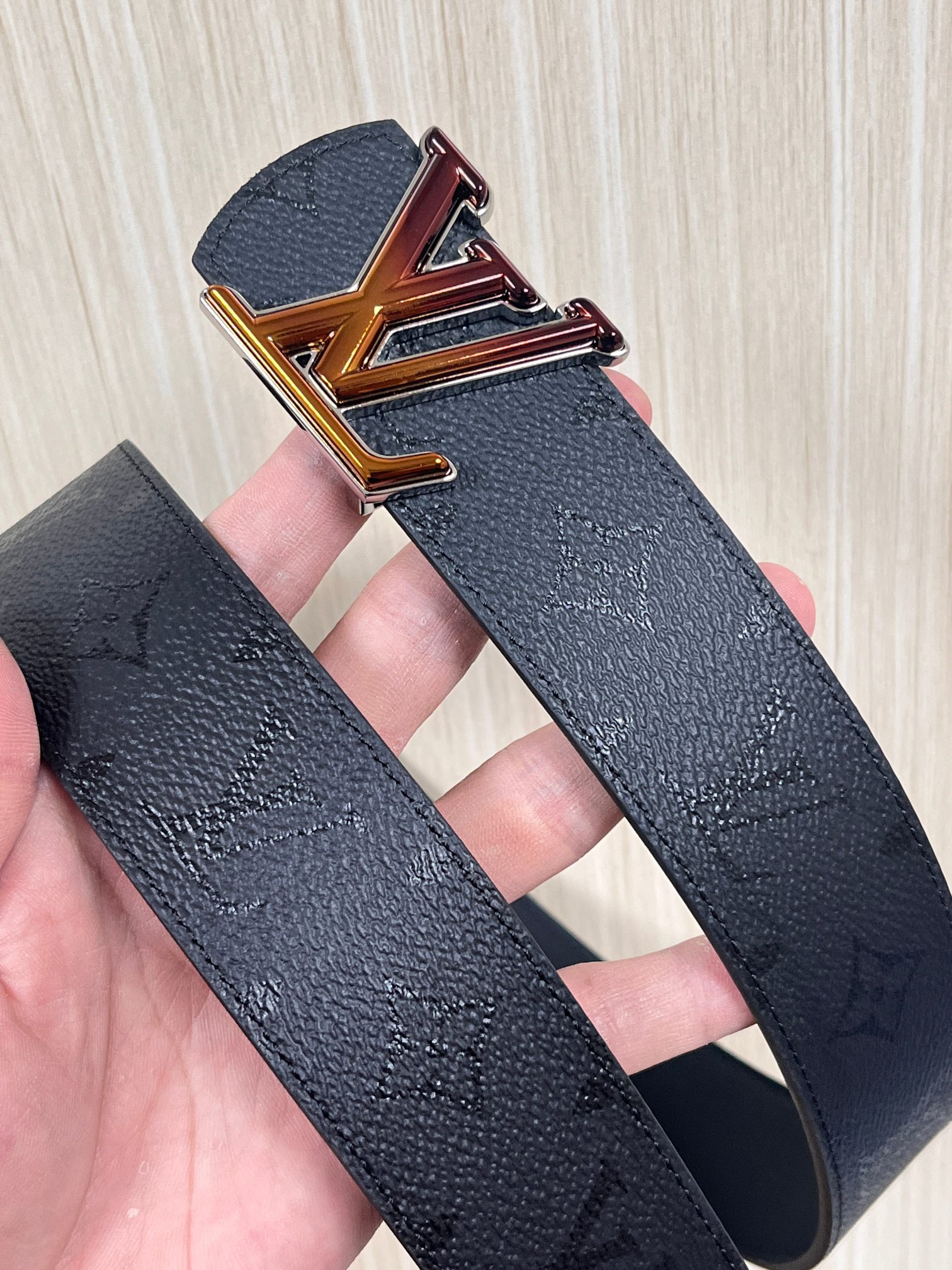 当季新款一腰带两穿：双面设计，一面哑光灰花花休闲，一面纯黑商务，轻松适配通勤、休闲、正式等全场景，经典与