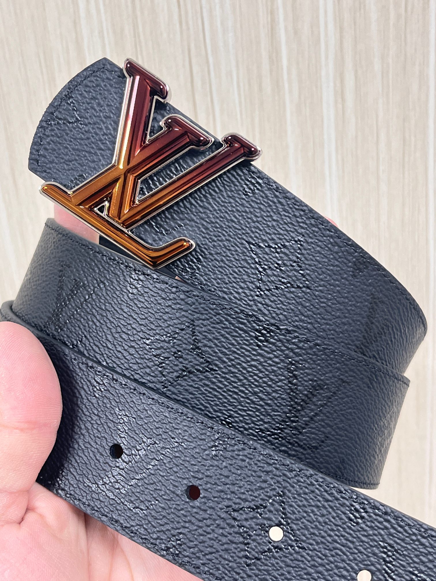 当季新款一腰带两穿：双面设计，一面哑光灰花花休闲，一面纯黑商务，轻松适配通勤、休闲、正式等全场景，经典与