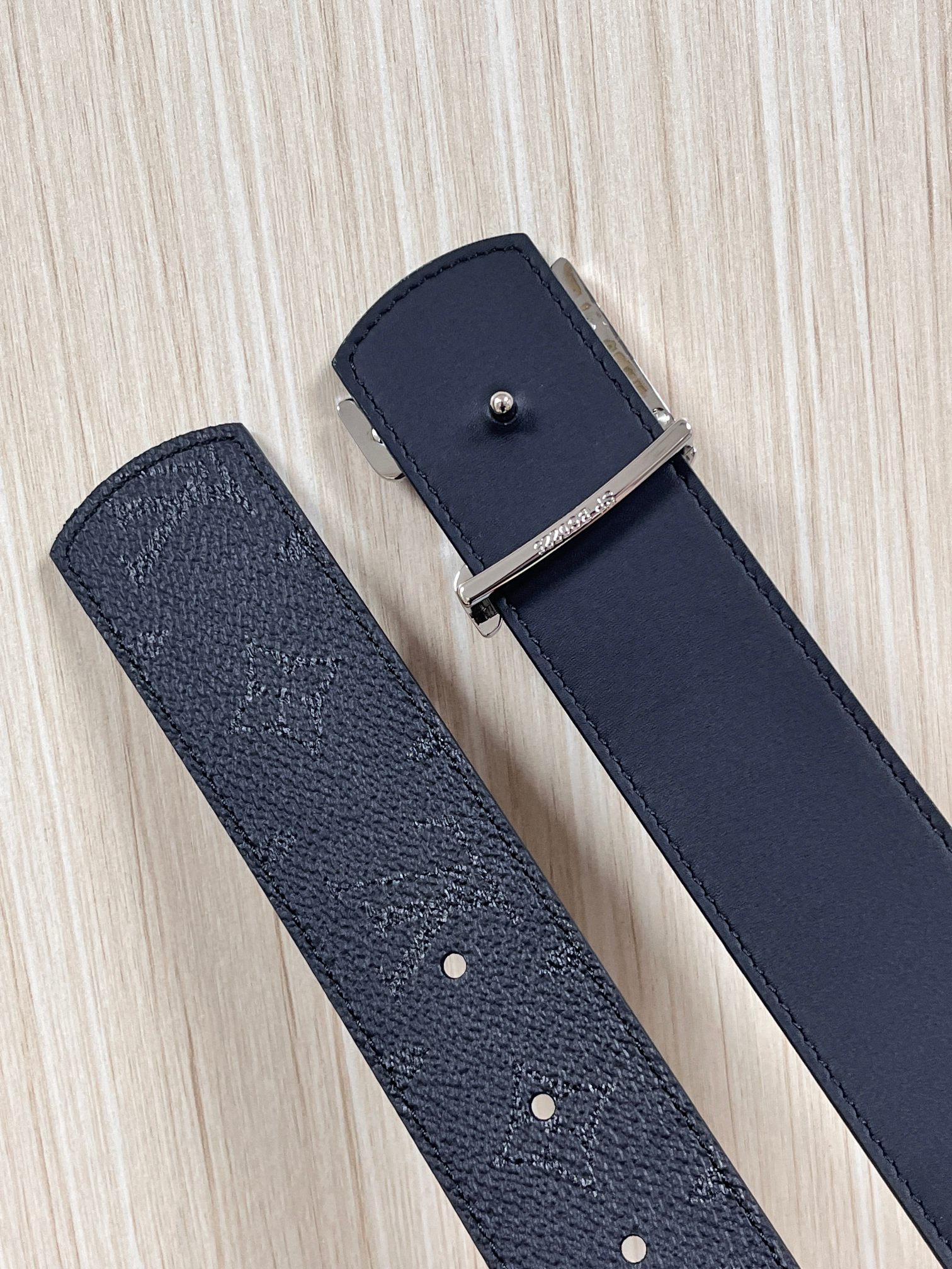 当季新款一腰带两穿：双面设计，一面哑光灰花花休闲，一面纯黑商务，轻松适配通勤、休闲、正式等全场景，经典与