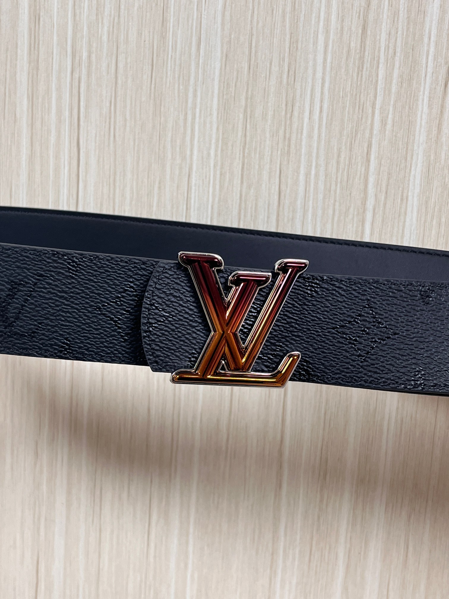 当季新款一腰带两穿：双面设计，一面哑光灰花花休闲，一面纯黑商务，轻松适配通勤、休闲、正式等全场景，经典与