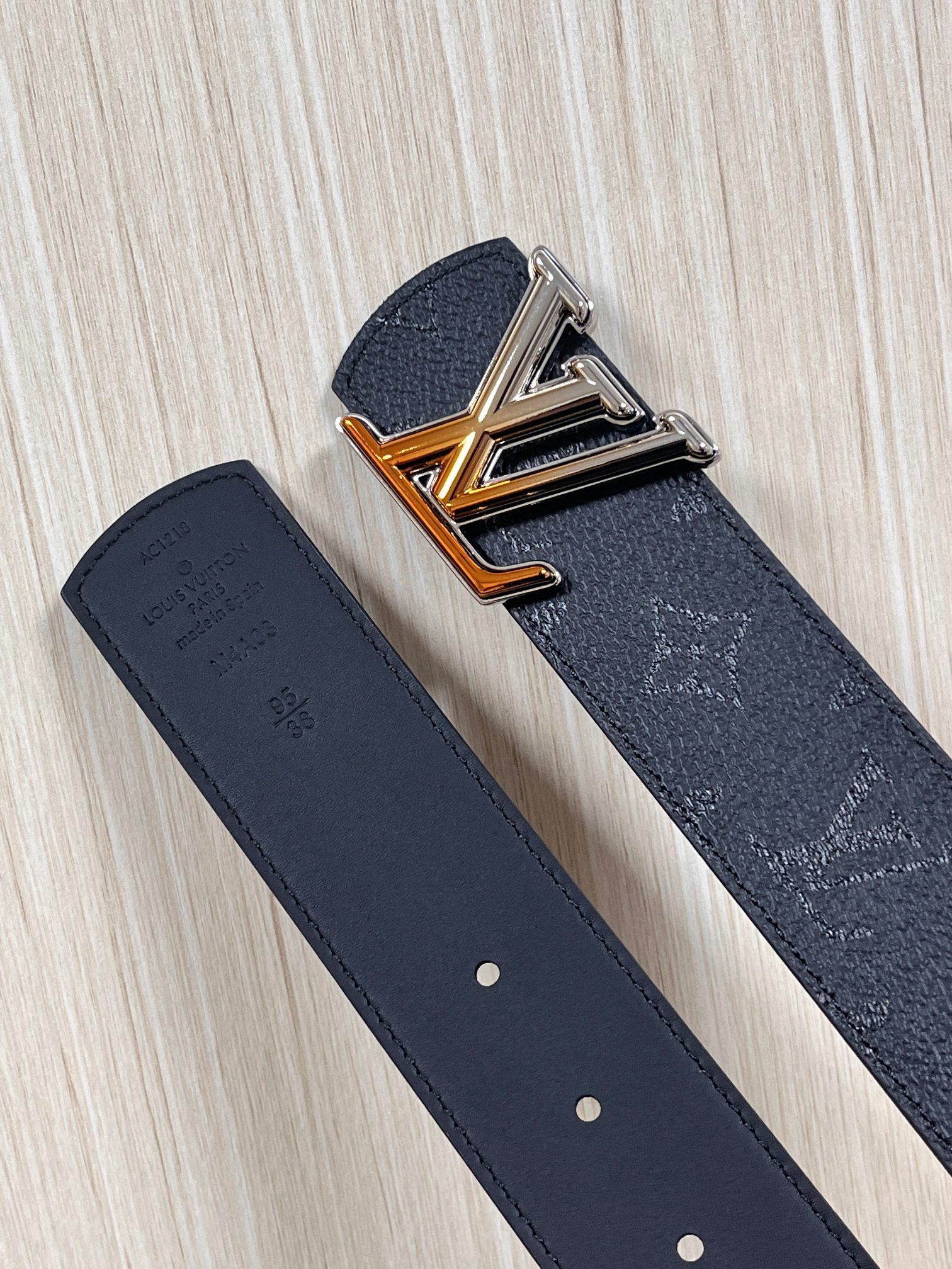 当季新款一腰带两穿：双面设计，一面哑光灰花花休闲，一面纯黑商务，轻松适配通勤、休闲、正式等全场景，经典与