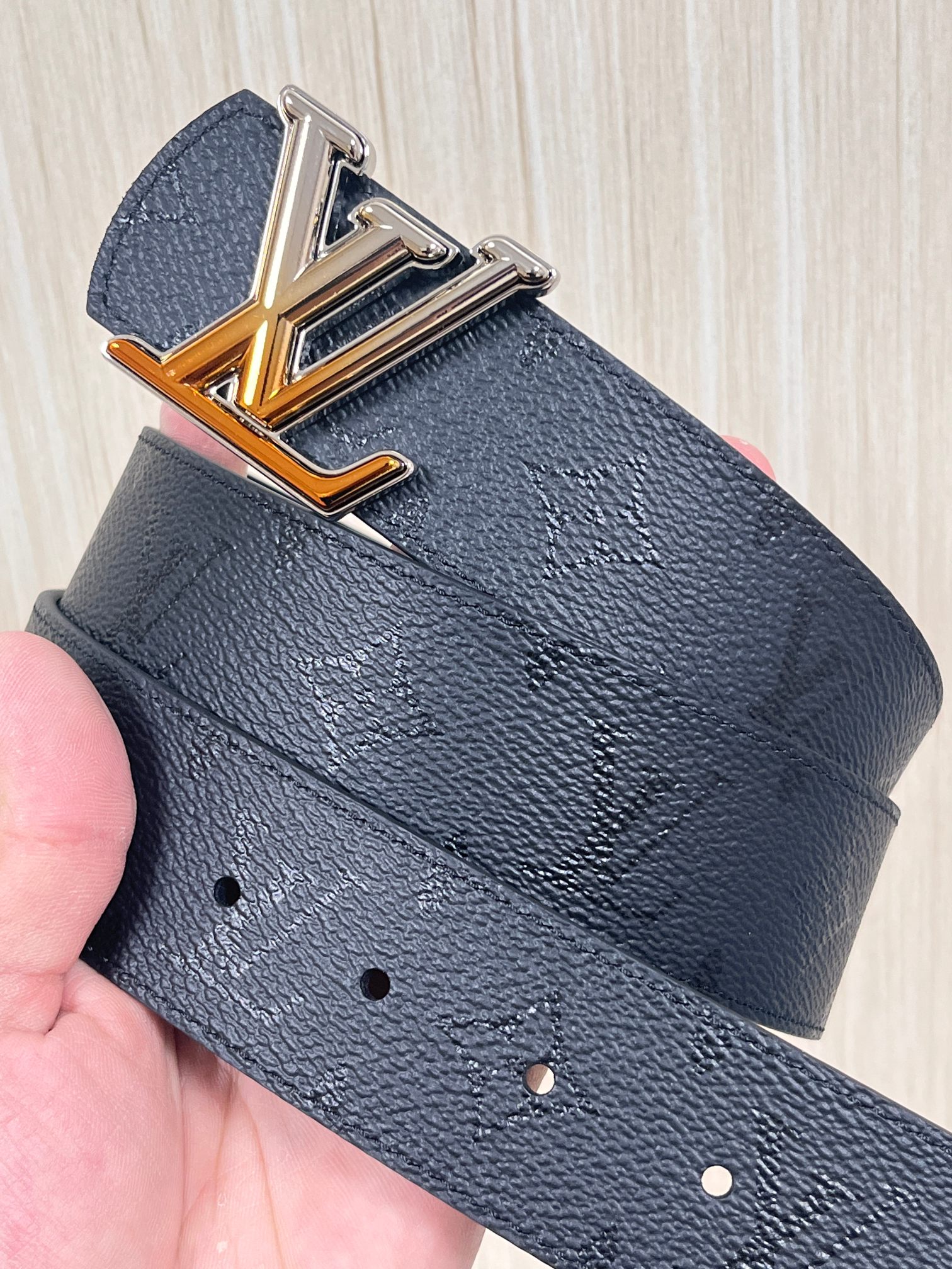 当季新款一腰带两穿：双面设计，一面哑光灰花花休闲，一面纯黑商务，轻松适配通勤、休闲、正式等全场景，经典与