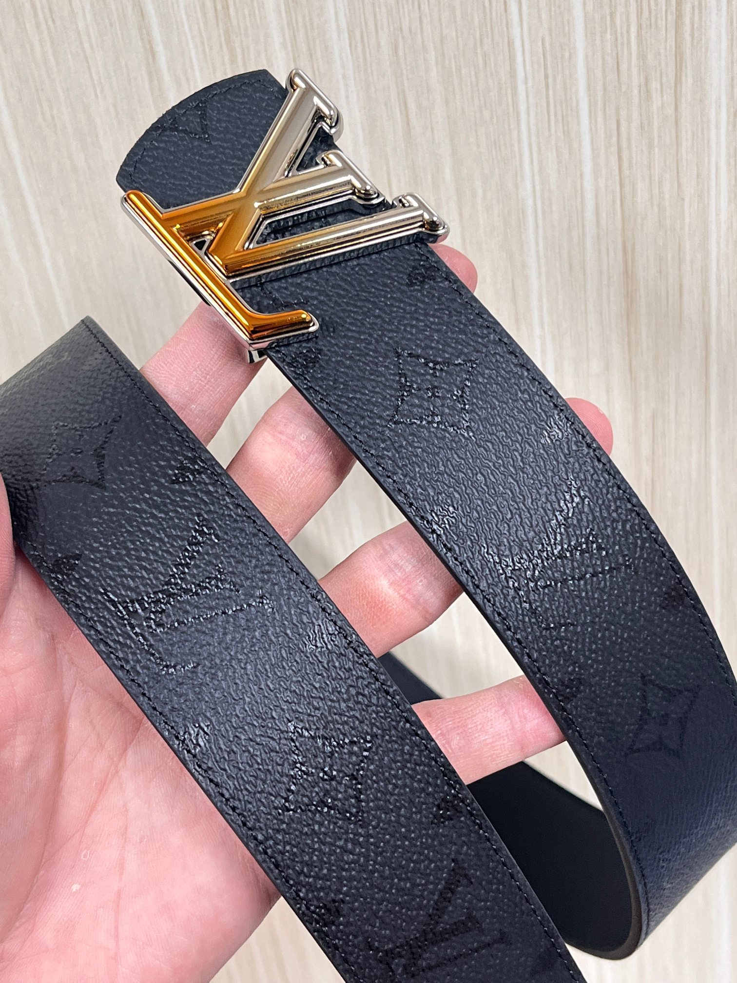 当季新款一腰带两穿：双面设计，一面哑光灰花花休闲，一面纯黑商务，轻松适配通勤、休闲、正式等全场景，经典与