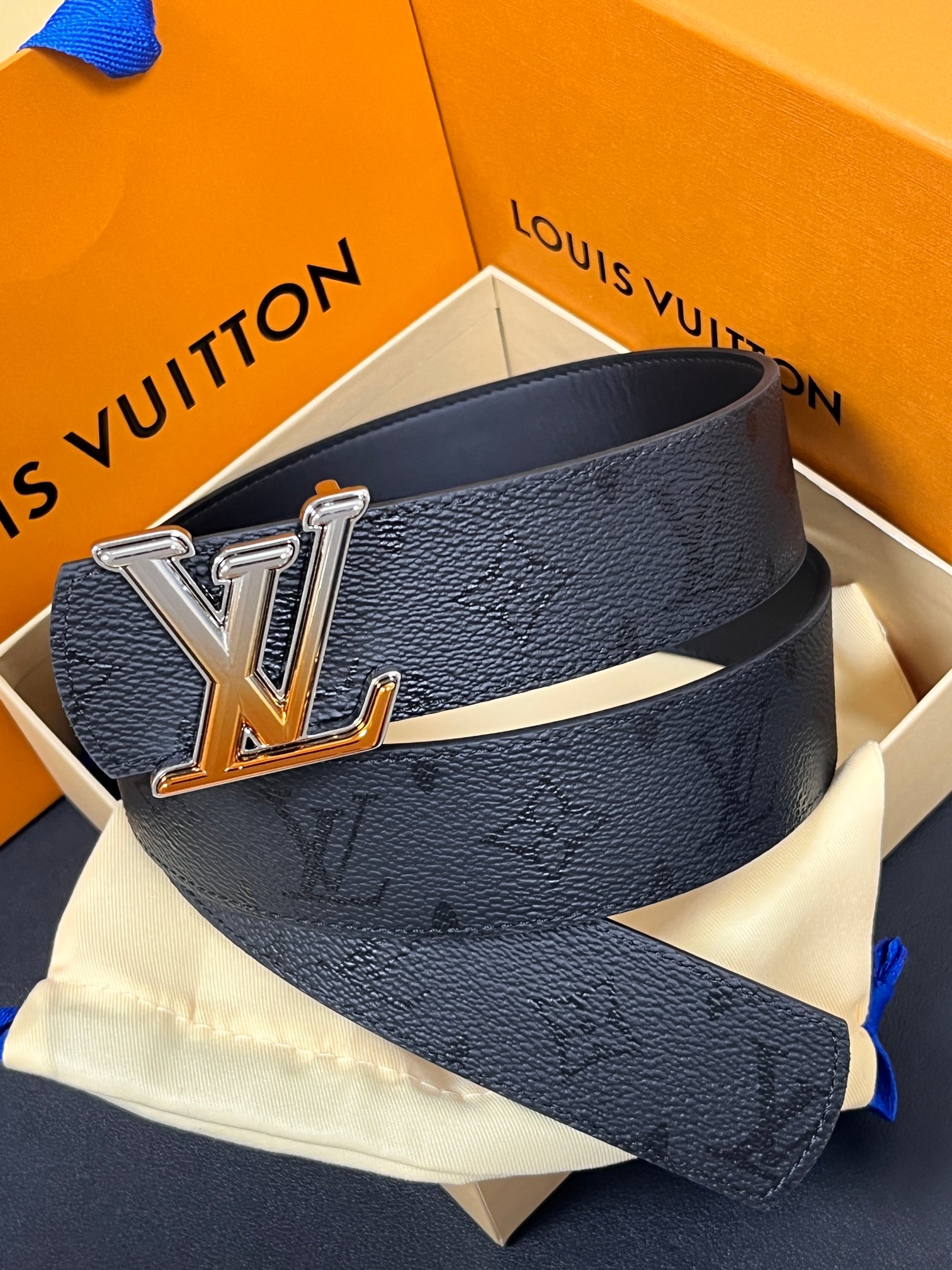 当季新款一腰带两穿：双面设计，一面哑光灰花花休闲，一面纯黑商务，轻松适配通勤、休闲、正式等全场景，经典与