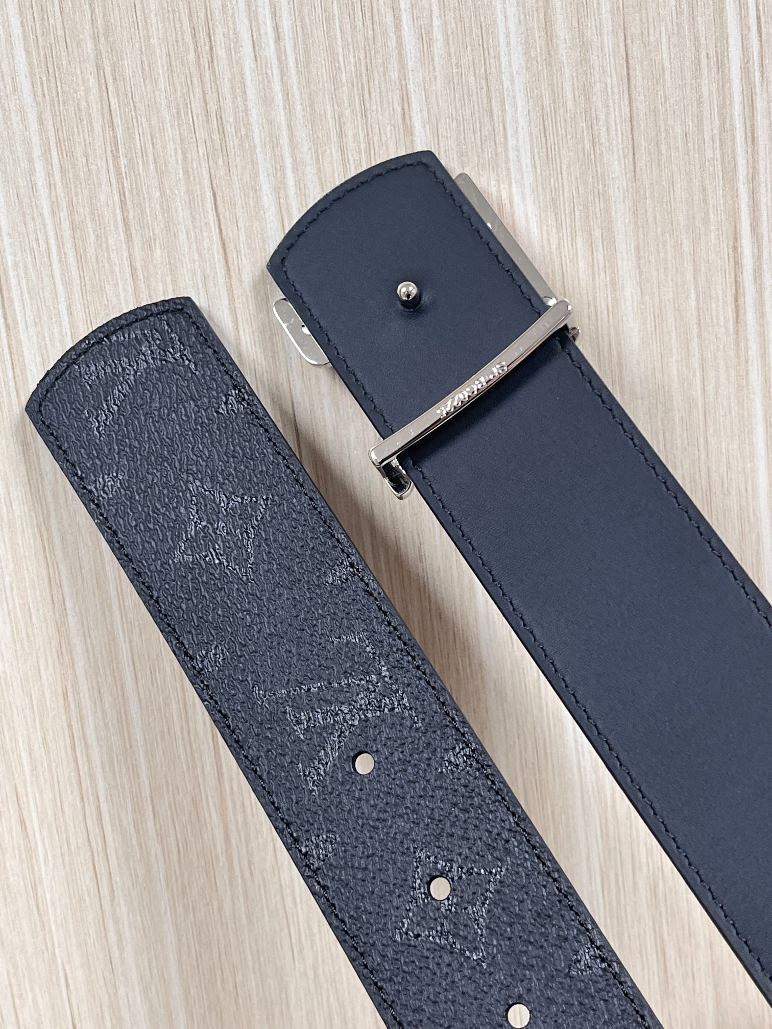 当季新款一腰带两穿：双面设计，一面哑光灰花花休闲，一面纯黑商务，轻松适配通勤、休闲、正式等全场景，经典与