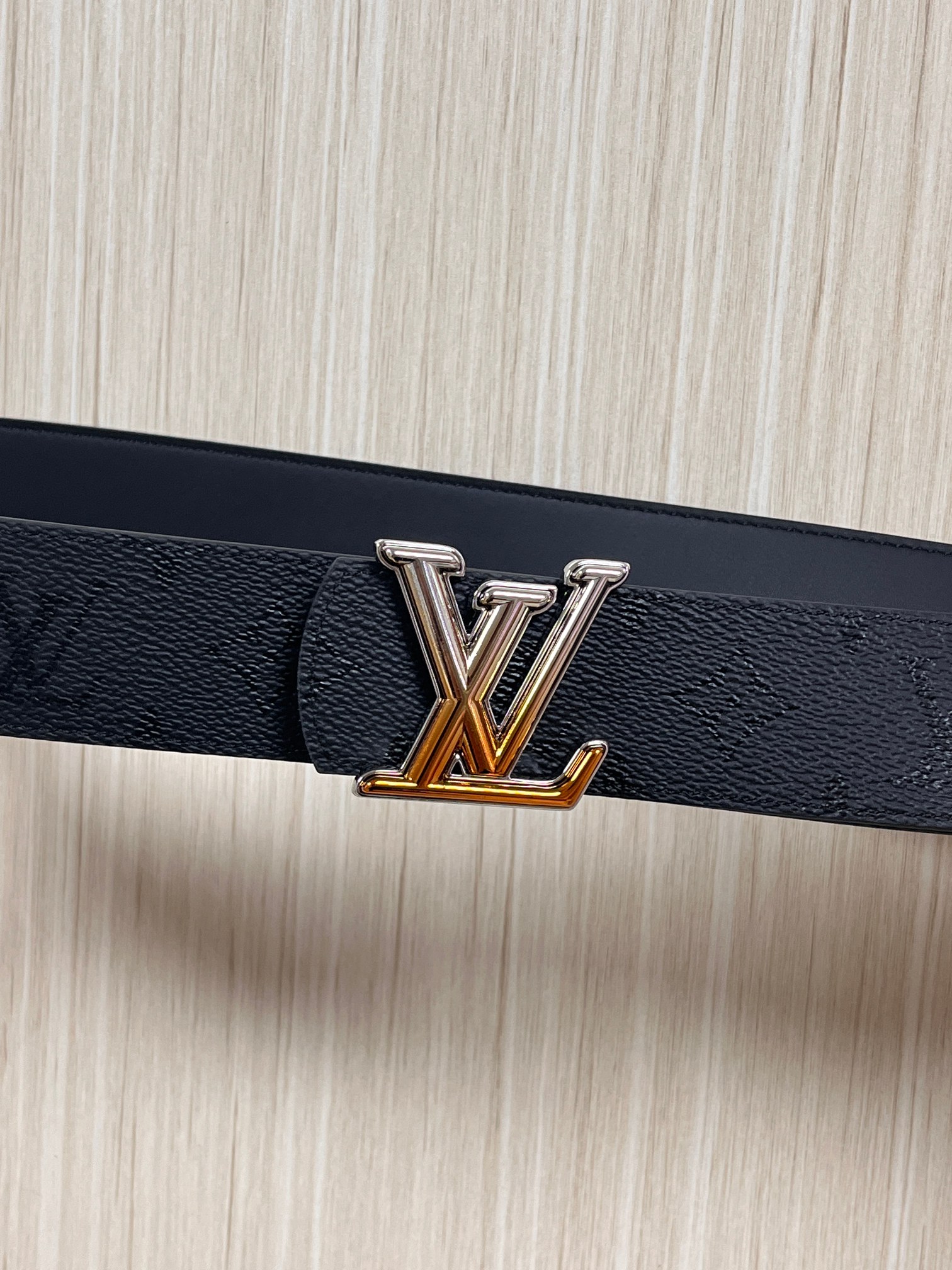 当季新款一腰带两穿：双面设计，一面哑光灰花花休闲，一面纯黑商务，轻松适配通勤、休闲、正式等全场景，经典与