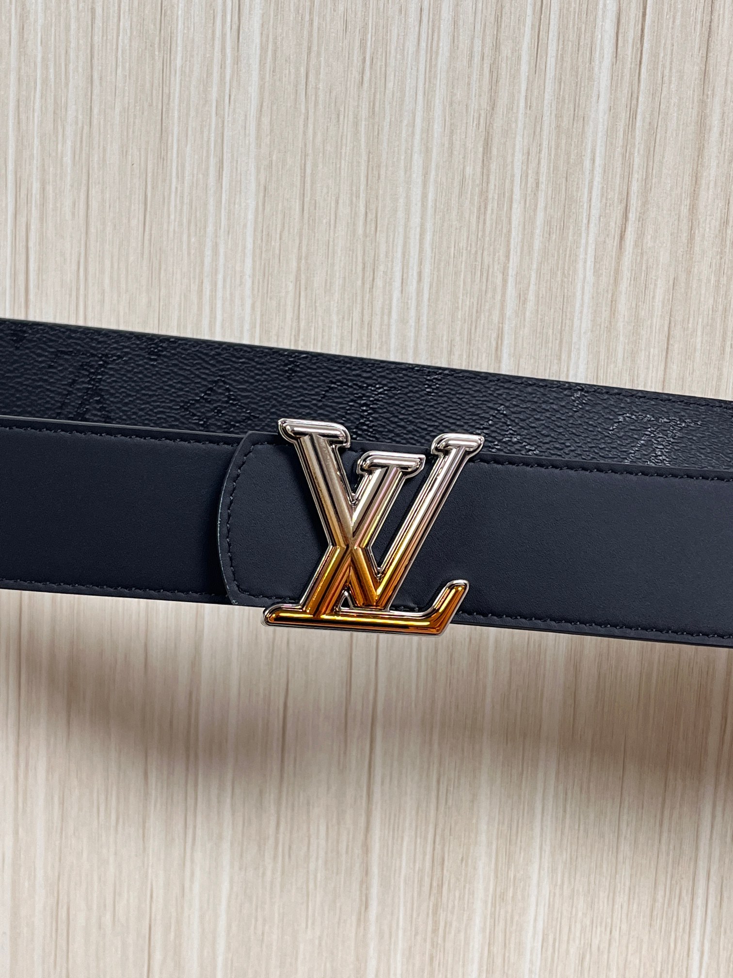 当季新款一腰带两穿：双面设计，一面哑光灰花花休闲，一面纯黑商务，轻松适配通勤、休闲、正式等全场景，经典与