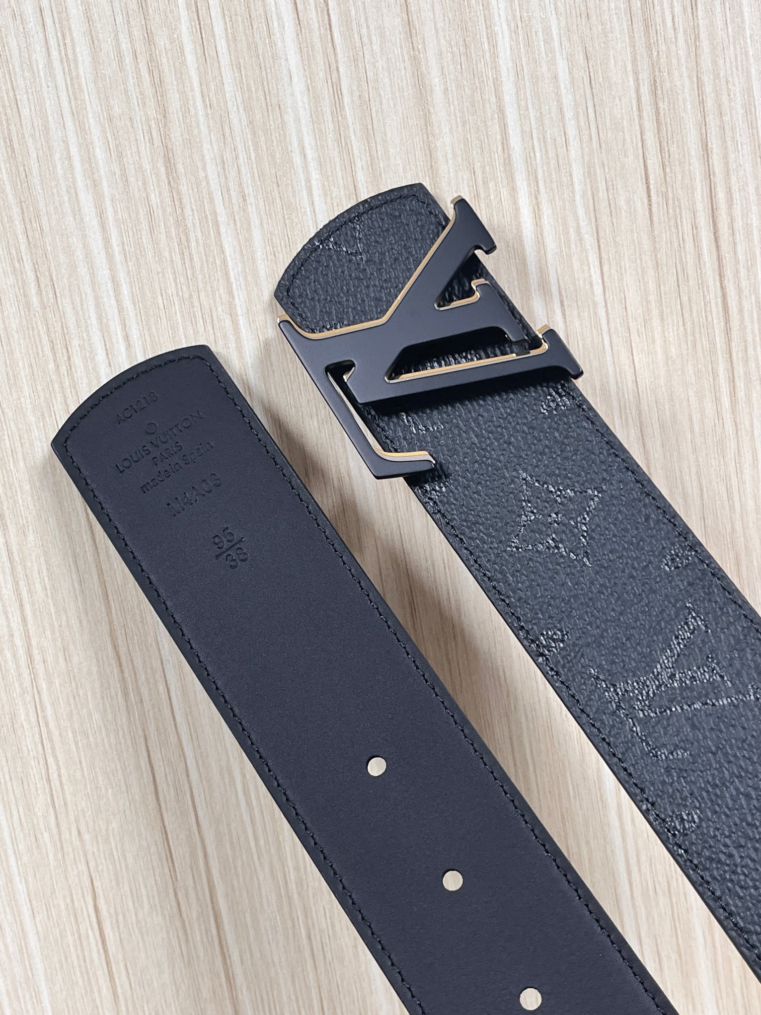 当季新款一腰带两穿：双面设计，一面哑光灰花花休闲，一面纯黑商务，轻松适配通勤、休闲、正式等全场景，经典与