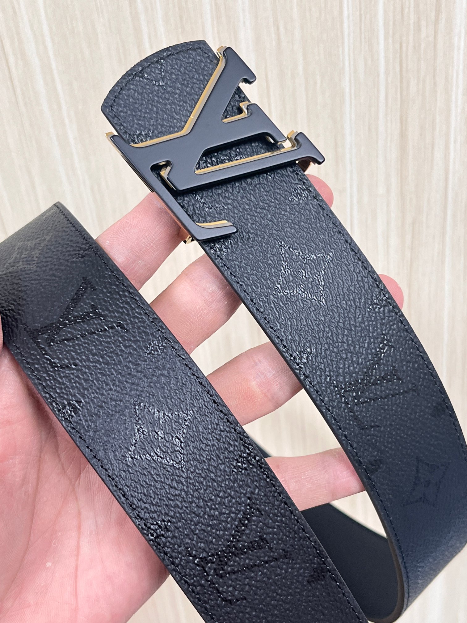 当季新款一腰带两穿：双面设计，一面哑光灰花花休闲，一面纯黑商务，轻松适配通勤、休闲、正式等全场景，经典与