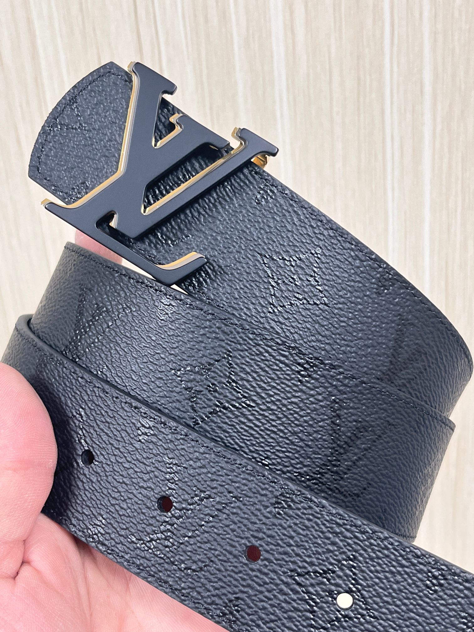 当季新款一腰带两穿：双面设计，一面哑光灰花花休闲，一面纯黑商务，轻松适配通勤、休闲、正式等全场景，经典与