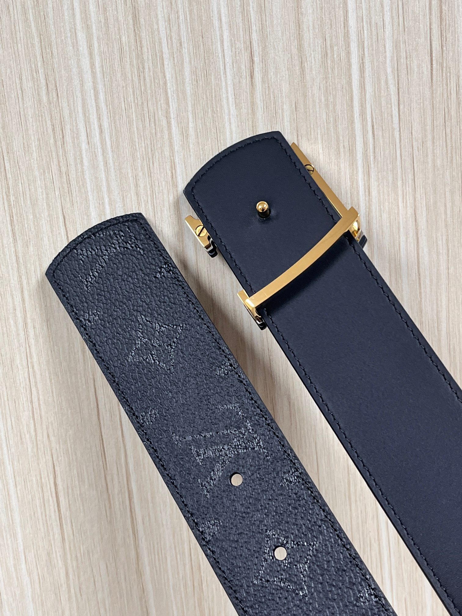 当季新款一腰带两穿：双面设计，一面哑光灰花花休闲，一面纯黑商务，轻松适配通勤、休闲、正式等全场景，经典与