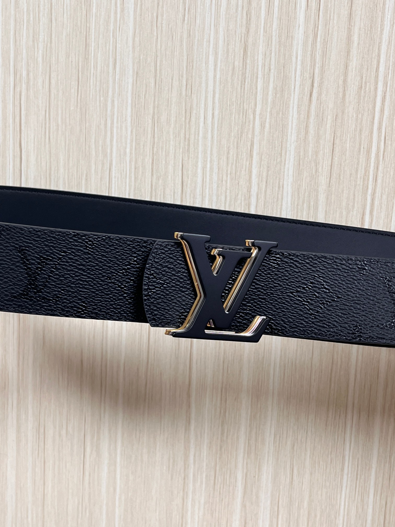 当季新款一腰带两穿：双面设计，一面哑光灰花花休闲，一面纯黑商务，轻松适配通勤、休闲、正式等全场景，经典与