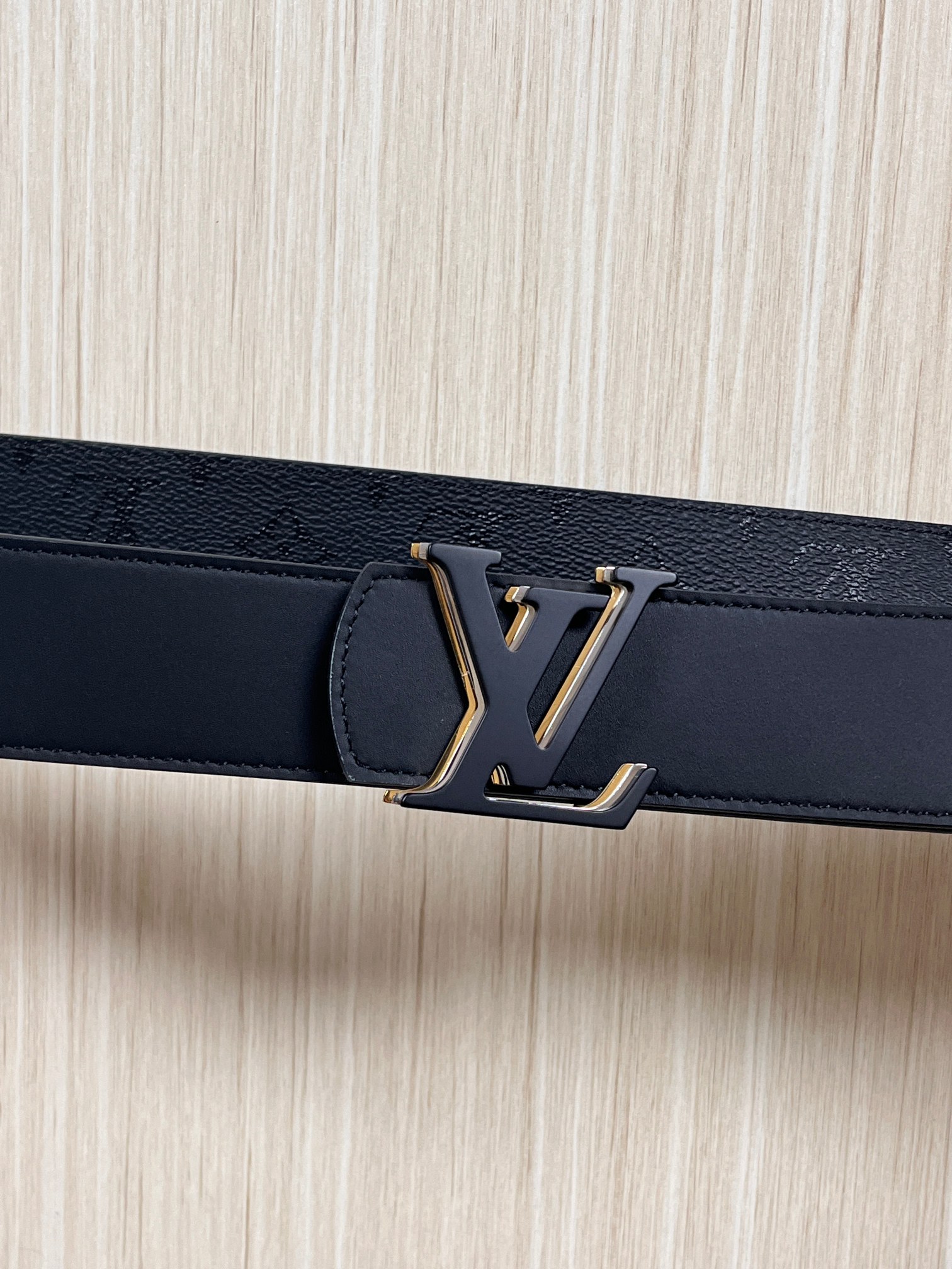 当季新款一腰带两穿：双面设计，一面哑光灰花花休闲，一面纯黑商务，轻松适配通勤、休闲、正式等全场景，经典与