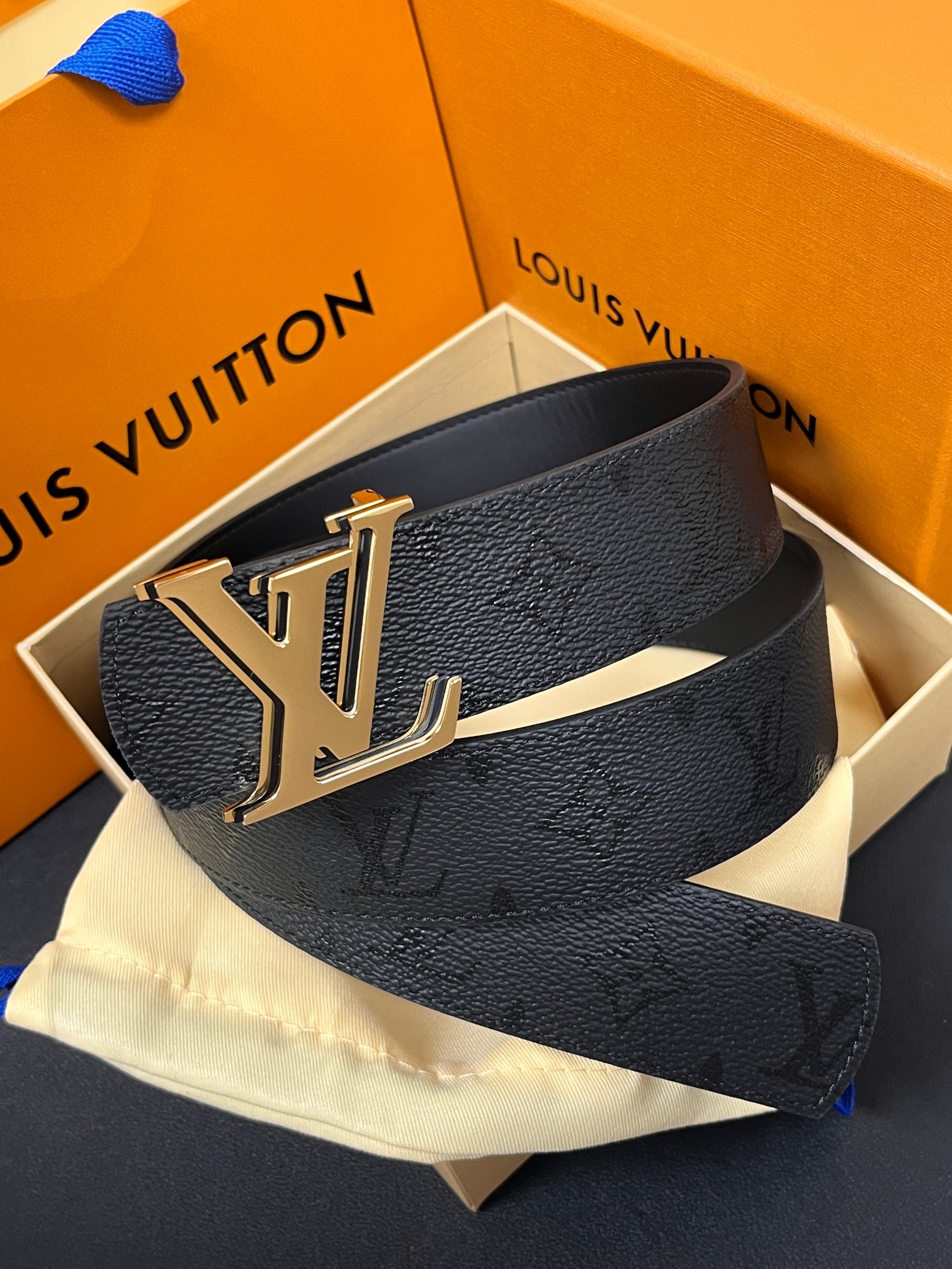 当季新款一腰带两穿：双面设计，一面哑光灰花花休闲，一面纯黑商务，轻松适配通勤、休闲、正式等全场景，经典与