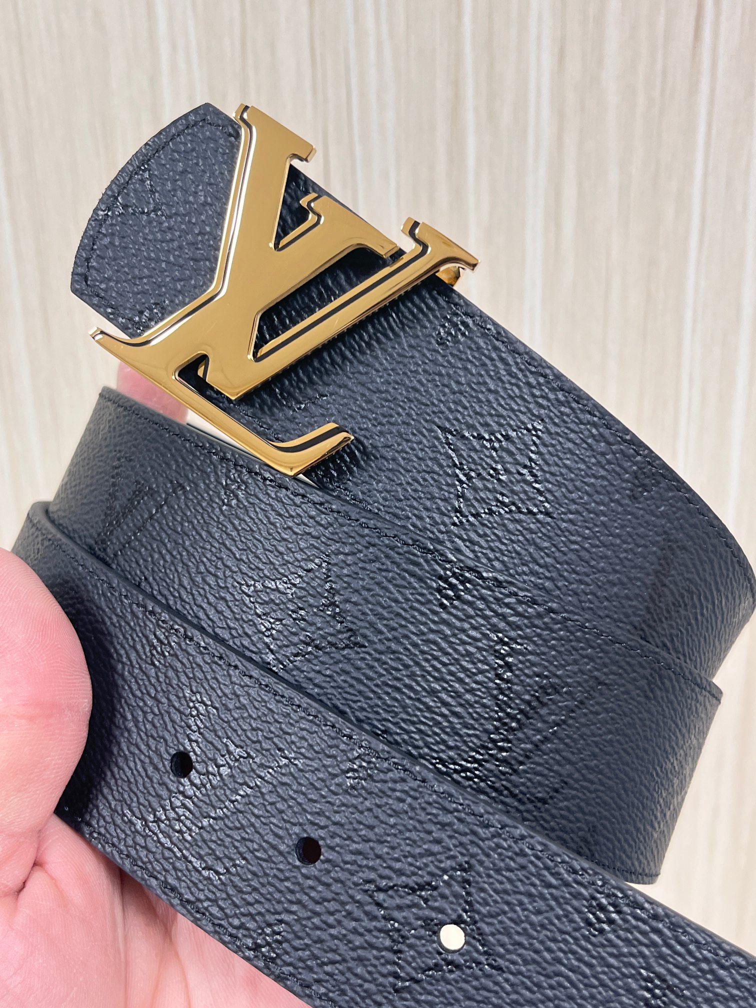 当季新款一腰带两穿：双面设计，一面哑光灰花花休闲，一面纯黑商务，轻松适配通勤、休闲、正式等全场景，经典与