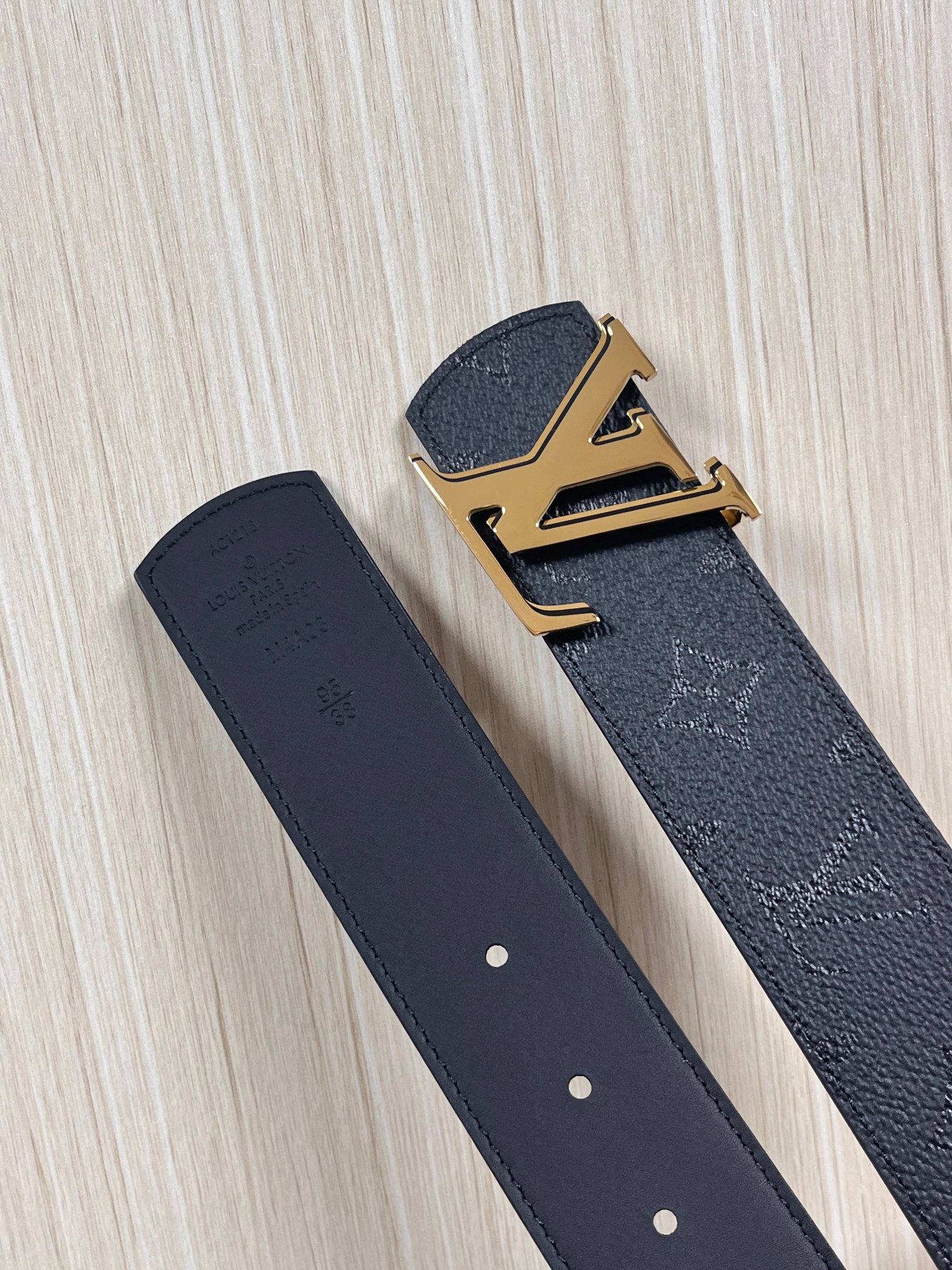 当季新款一腰带两穿：双面设计，一面哑光灰花花休闲，一面纯黑商务，轻松适配通勤、休闲、正式等全场景，经典与