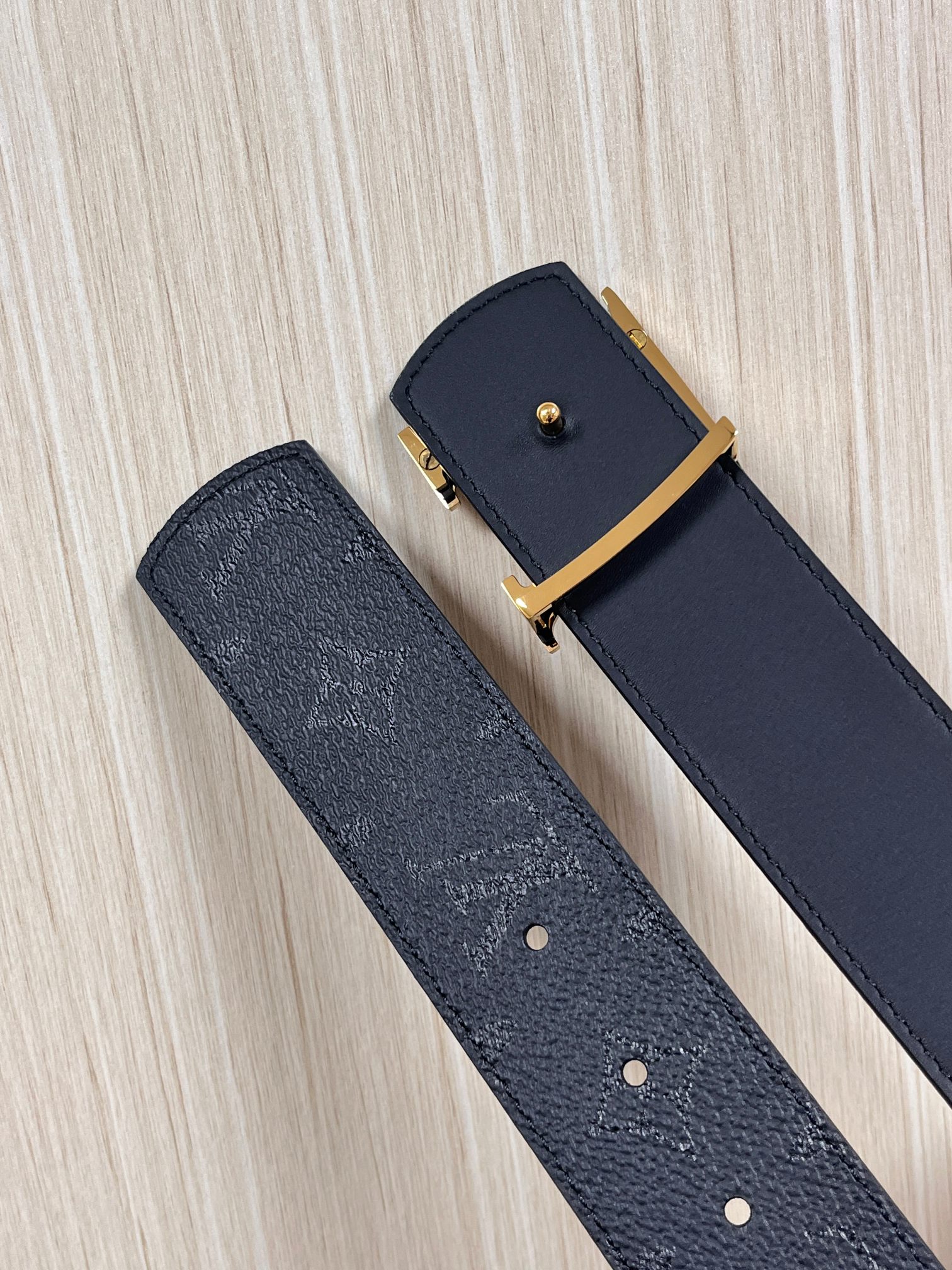 当季新款一腰带两穿：双面设计，一面哑光灰花花休闲，一面纯黑商务，轻松适配通勤、休闲、正式等全场景，经典与