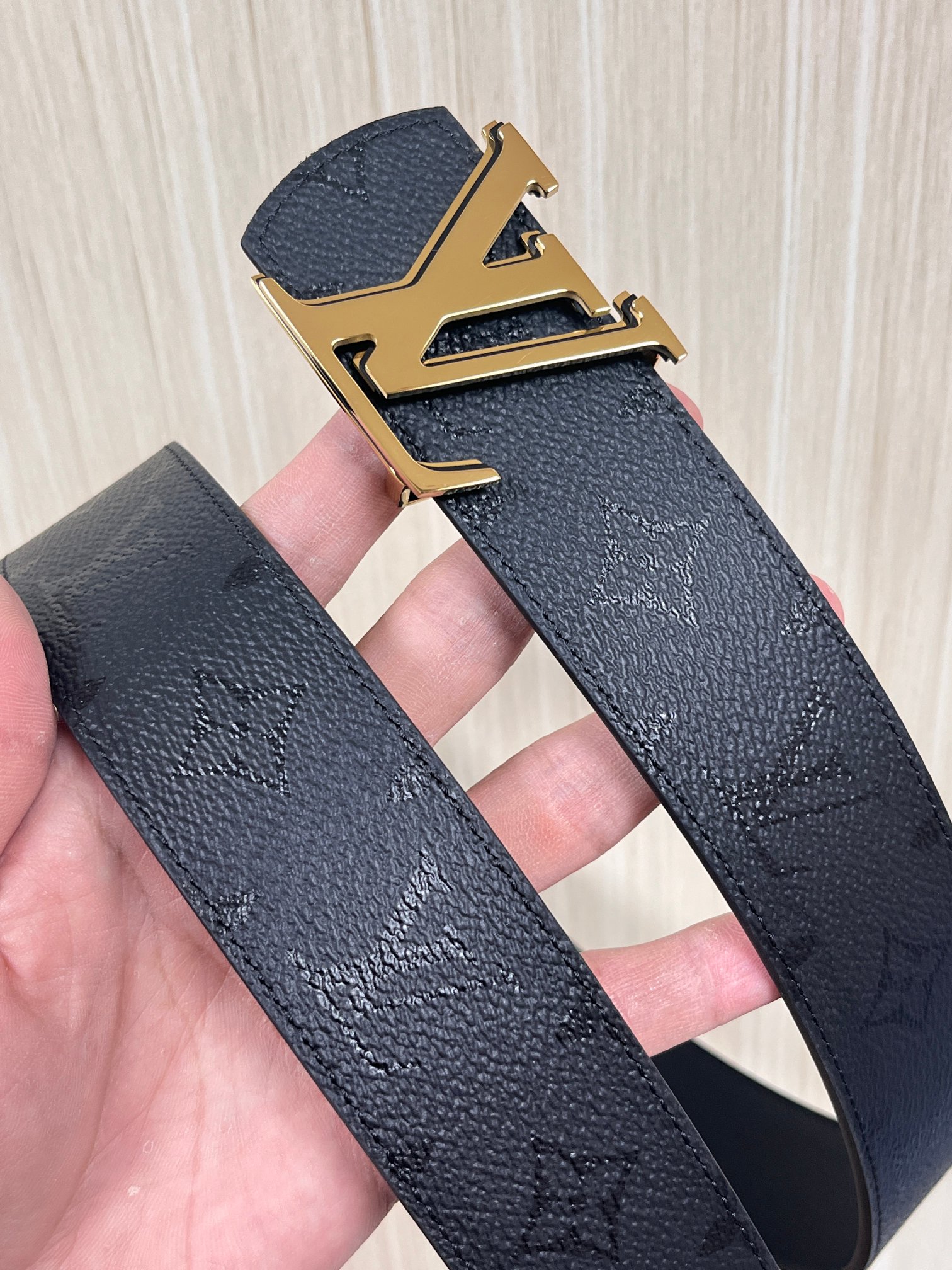 当季新款一腰带两穿：双面设计，一面哑光灰花花休闲，一面纯黑商务，轻松适配通勤、休闲、正式等全场景，经典与