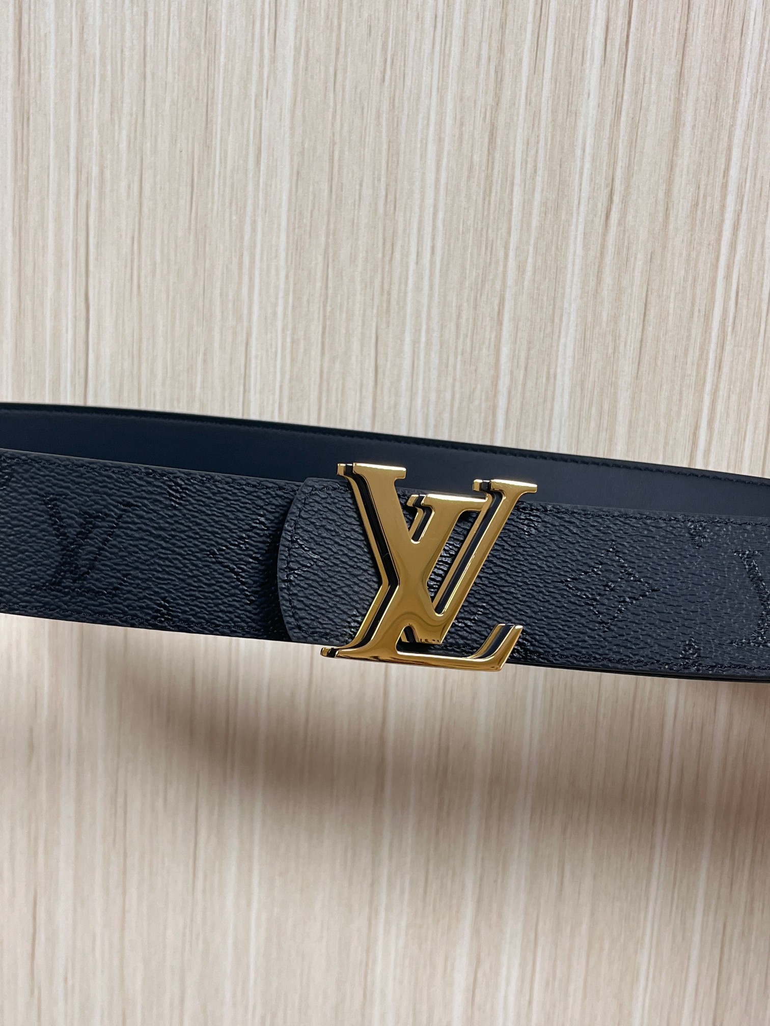 当季新款一腰带两穿：双面设计，一面哑光灰花花休闲，一面纯黑商务，轻松适配通勤、休闲、正式等全场景，经典与