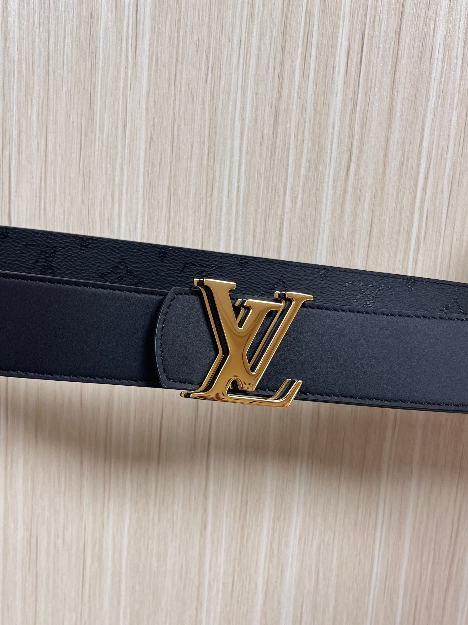 当季新款一腰带两穿：双面设计，一面哑光灰花花休闲，一面纯黑商务，轻松适配通勤、休闲、正式等全场景，经典与