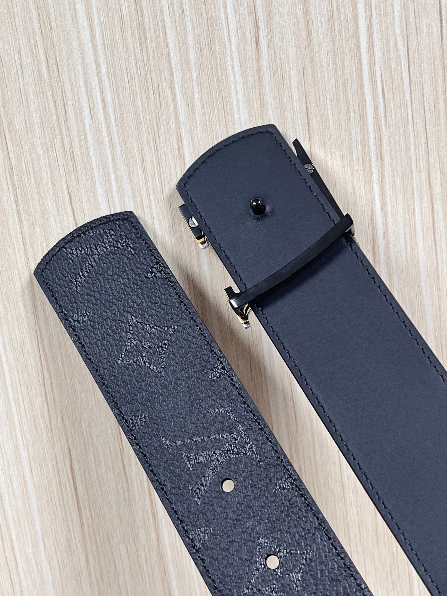 当季新款一腰带两穿：双面设计，一面哑光灰花花休闲，一面纯黑商务，轻松适配通勤、休闲、正式等全场景，经典与