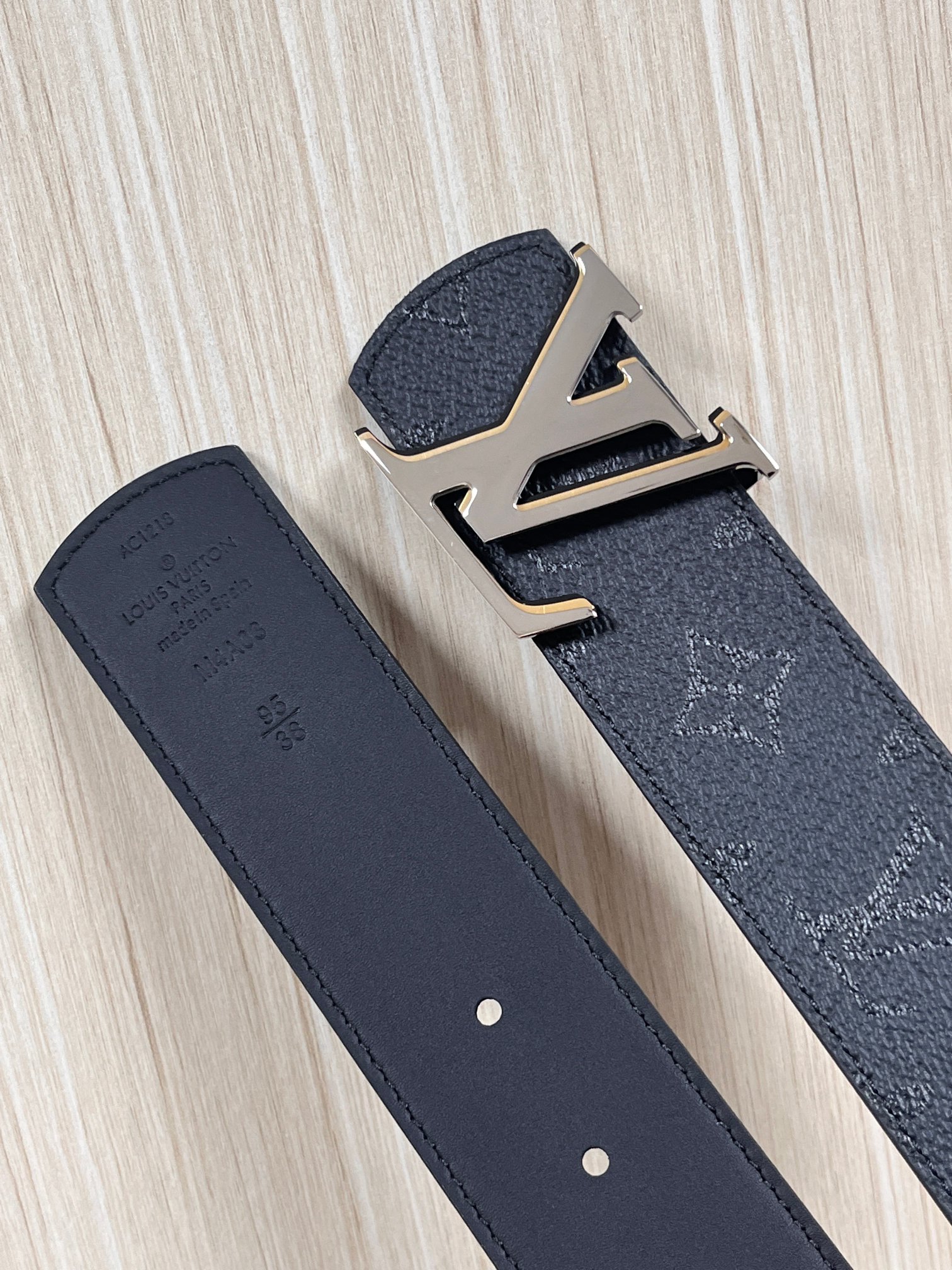 当季新款一腰带两穿：双面设计，一面哑光灰花花休闲，一面纯黑商务，轻松适配通勤、休闲、正式等全场景，经典与