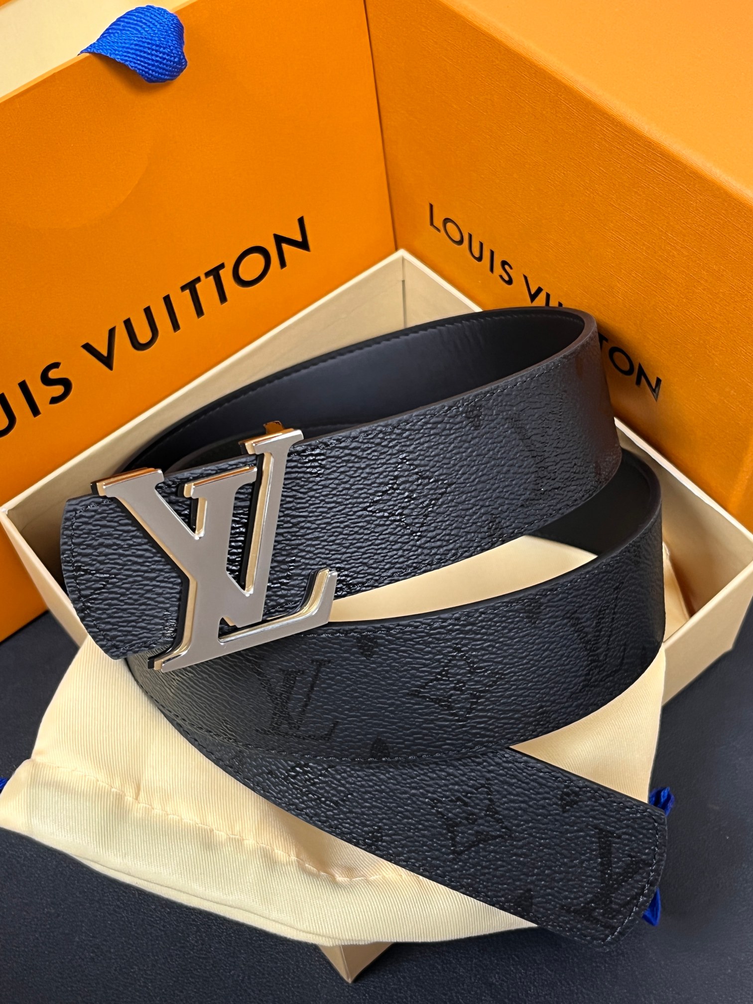 当季新款一腰带两穿：双面设计，一面哑光灰花花休闲，一面纯黑商务，轻松适配通勤、休闲、正式等全场景，经典与