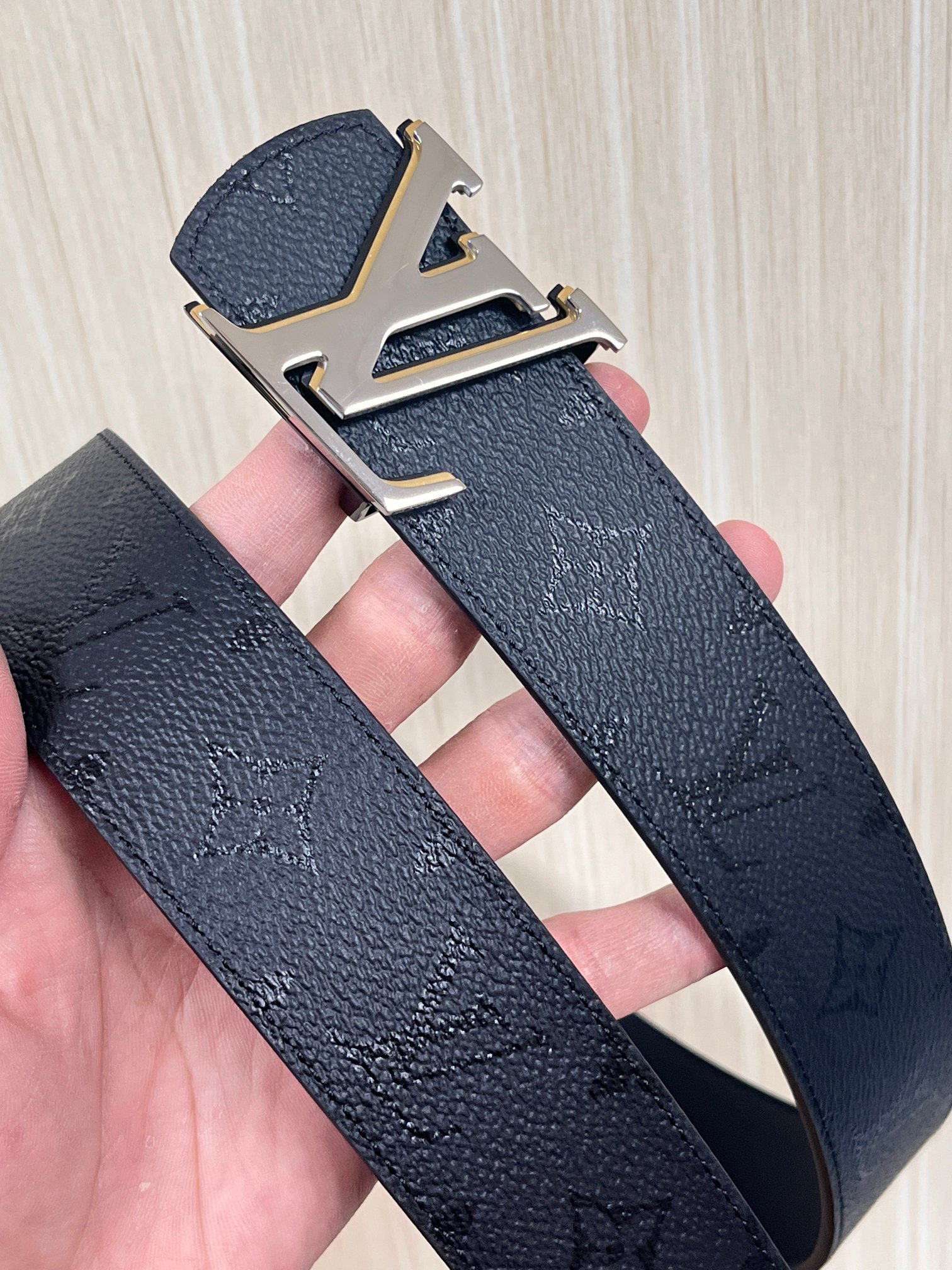 当季新款一腰带两穿：双面设计，一面哑光灰花花休闲，一面纯黑商务，轻松适配通勤、休闲、正式等全场景，经典与