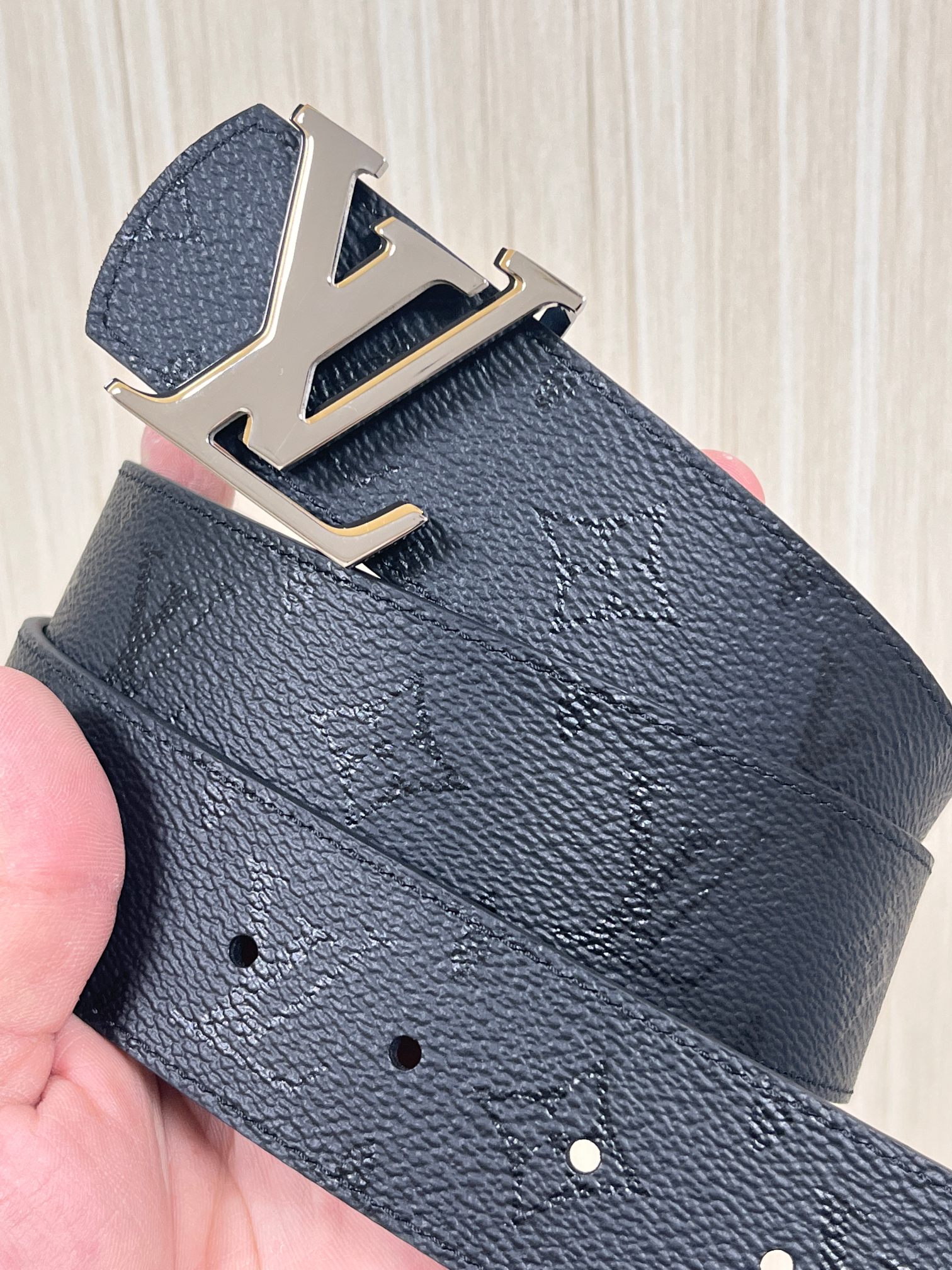 当季新款一腰带两穿：双面设计，一面哑光灰花花休闲，一面纯黑商务，轻松适配通勤、休闲、正式等全场景，经典与