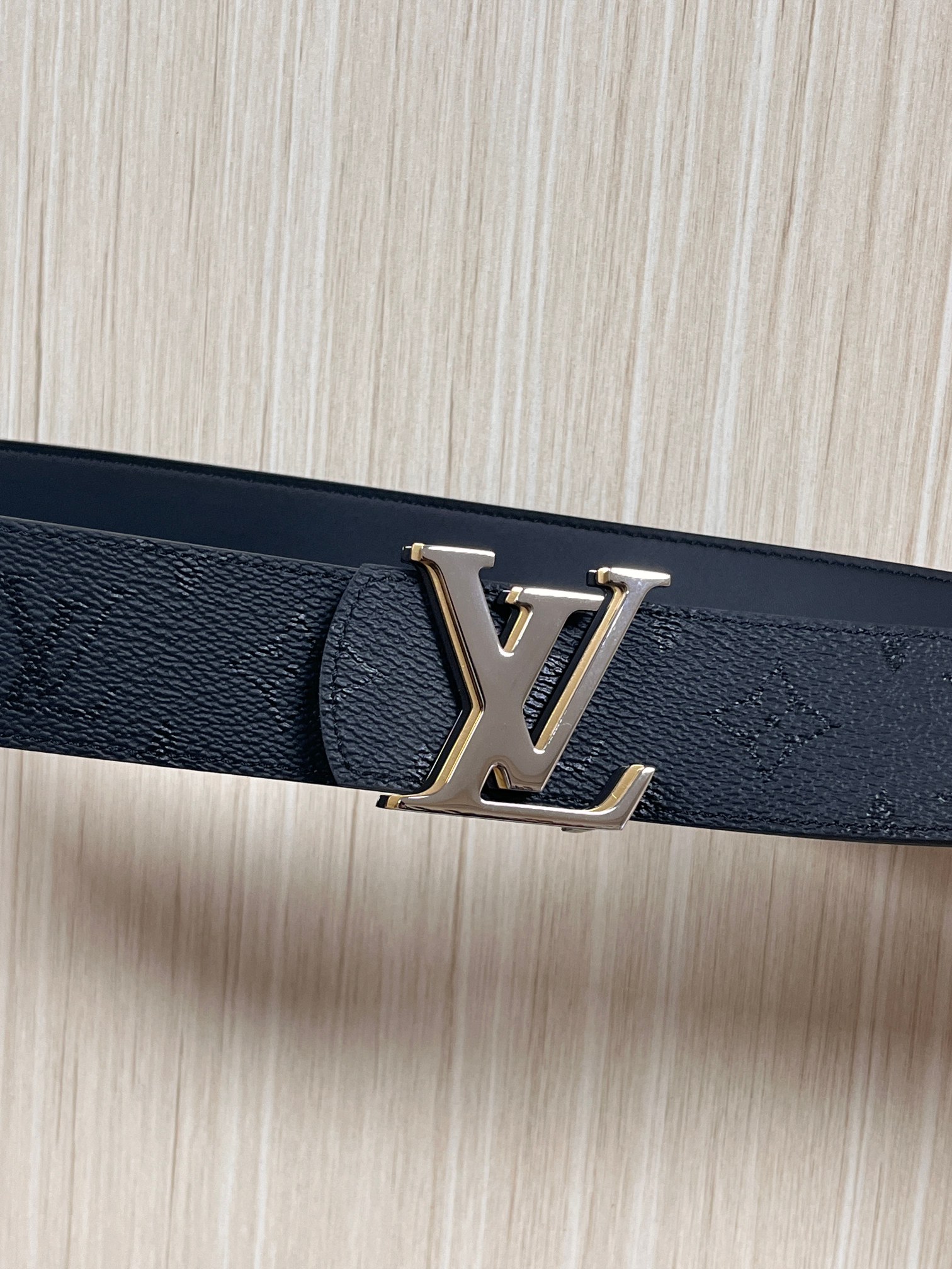 当季新款一腰带两穿：双面设计，一面哑光灰花花休闲，一面纯黑商务，轻松适配通勤、休闲、正式等全场景，经典与