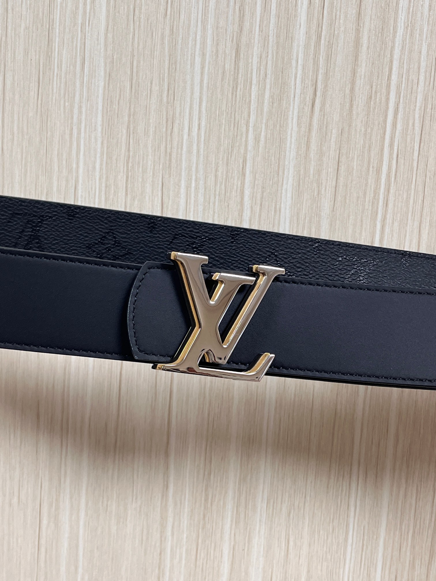 当季新款一腰带两穿：双面设计，一面哑光灰花花休闲，一面纯黑商务，轻松适配通勤、休闲、正式等全场景，经典与