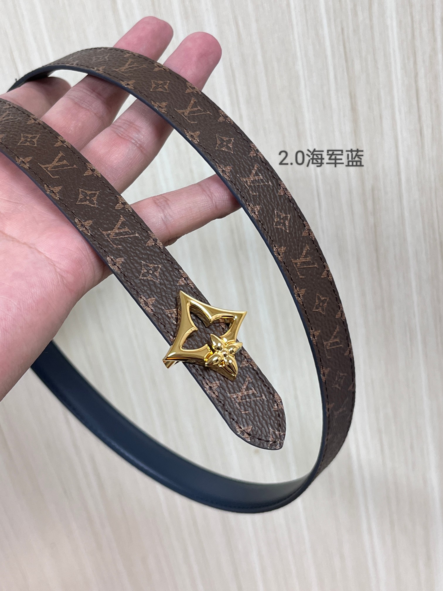 2026当季新款女士细腰带，适配裙装、裤装 正面：海军蓝色光滑小牛皮- 反面：经典Monogram老花涂