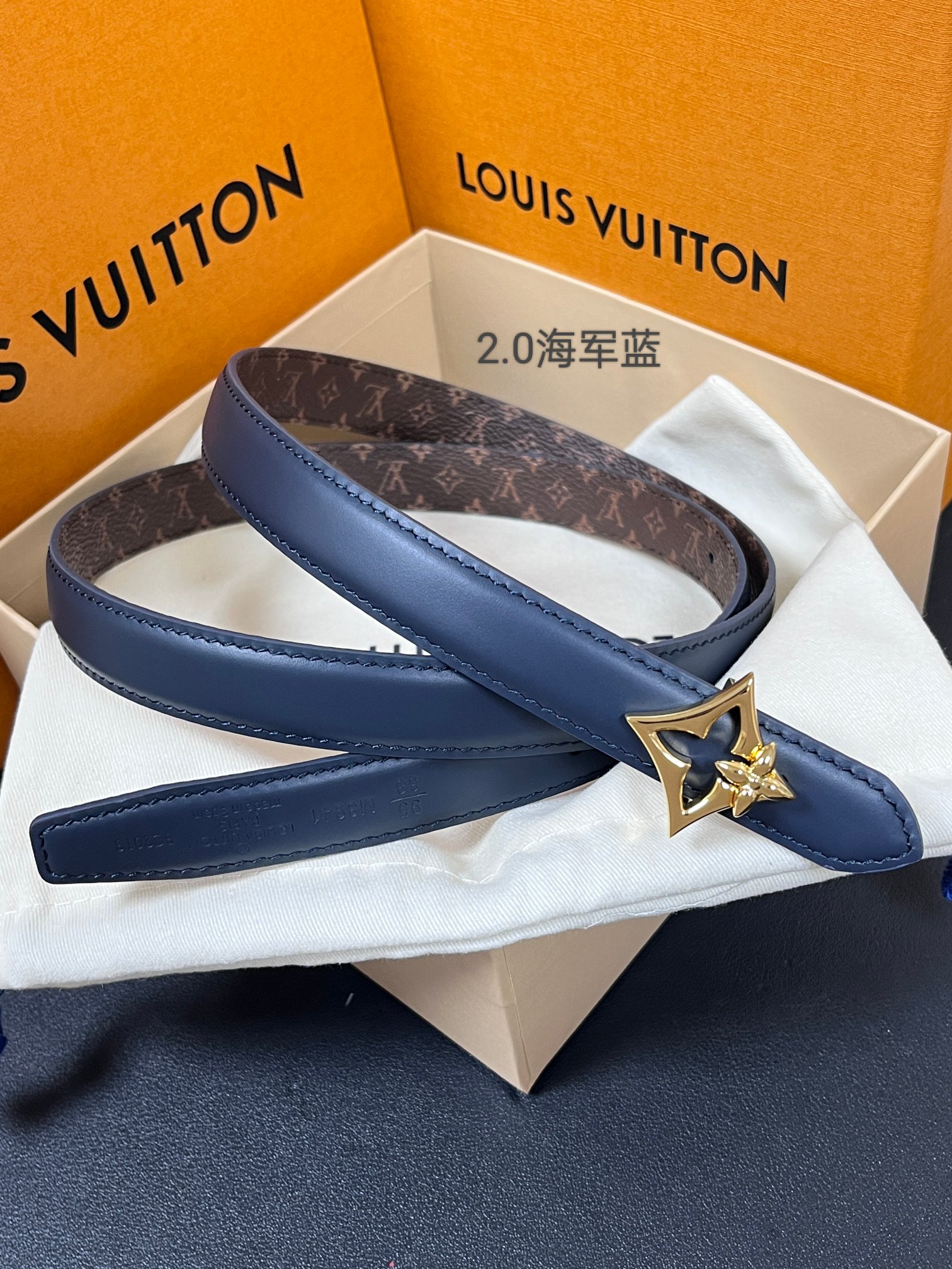 2026当季新款女士细腰带，适配裙装、裤装 正面：海军蓝色光滑小牛皮- 反面：经典Monogram老花涂