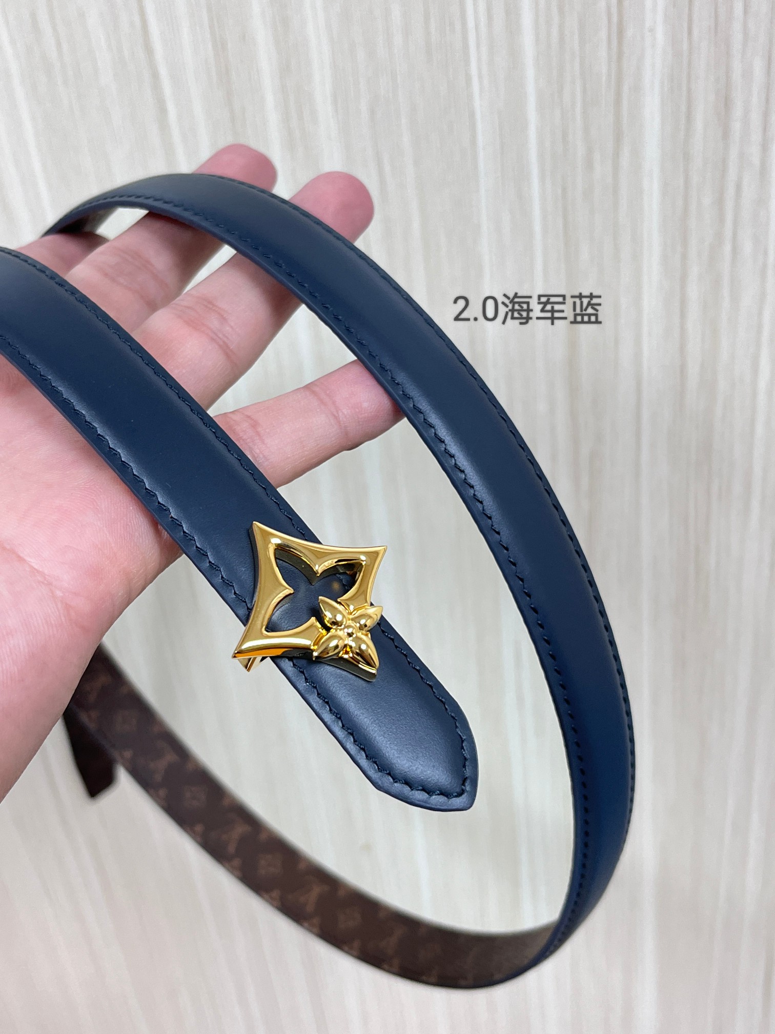 2026当季新款女士细腰带，适配裙装、裤装 正面：海军蓝色光滑小牛皮- 反面：经典Monogram老花涂