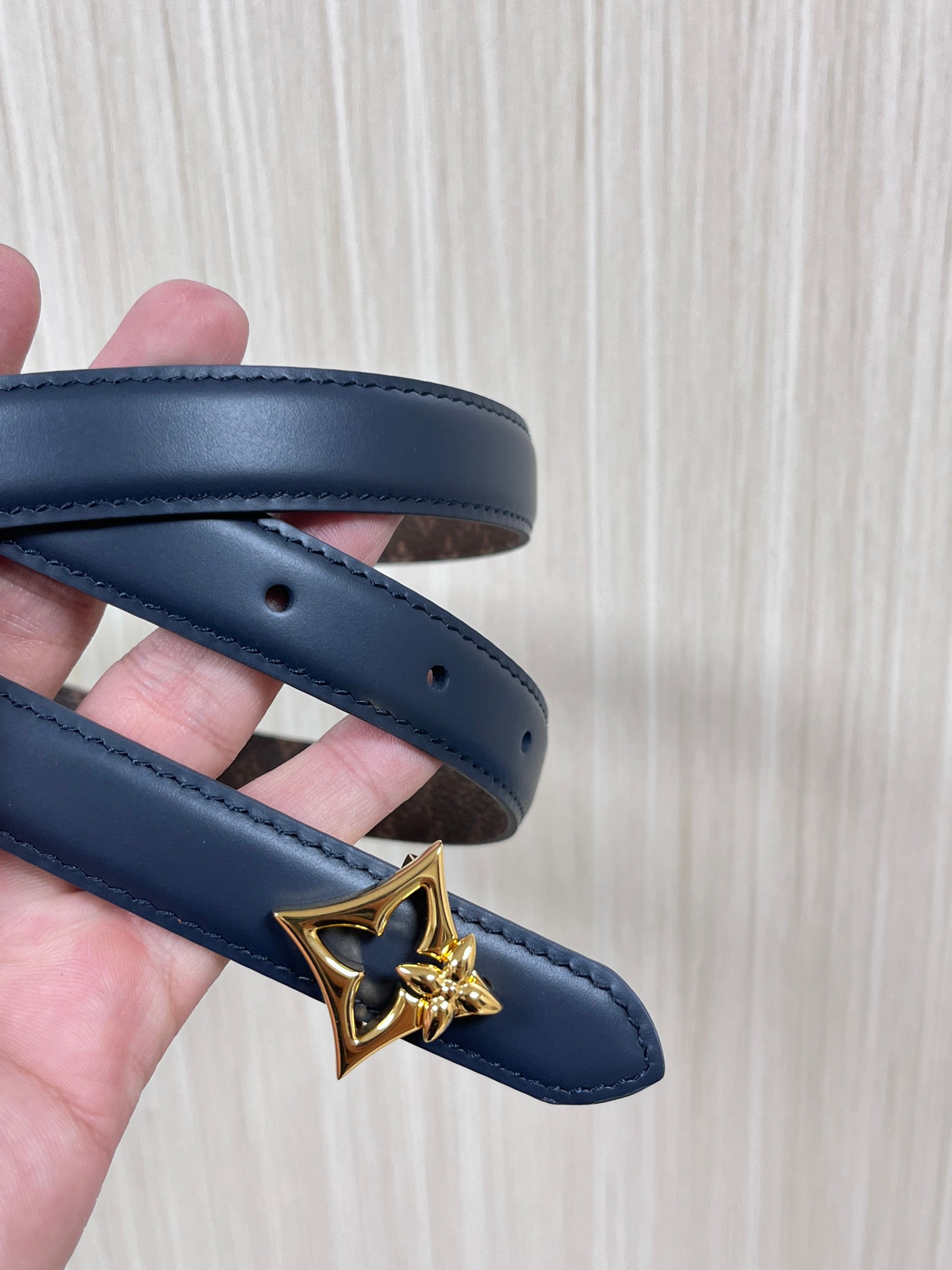 2026当季新款女士细腰带，适配裙装、裤装 正面：海军蓝色光滑小牛皮- 反面：经典Monogram老花涂